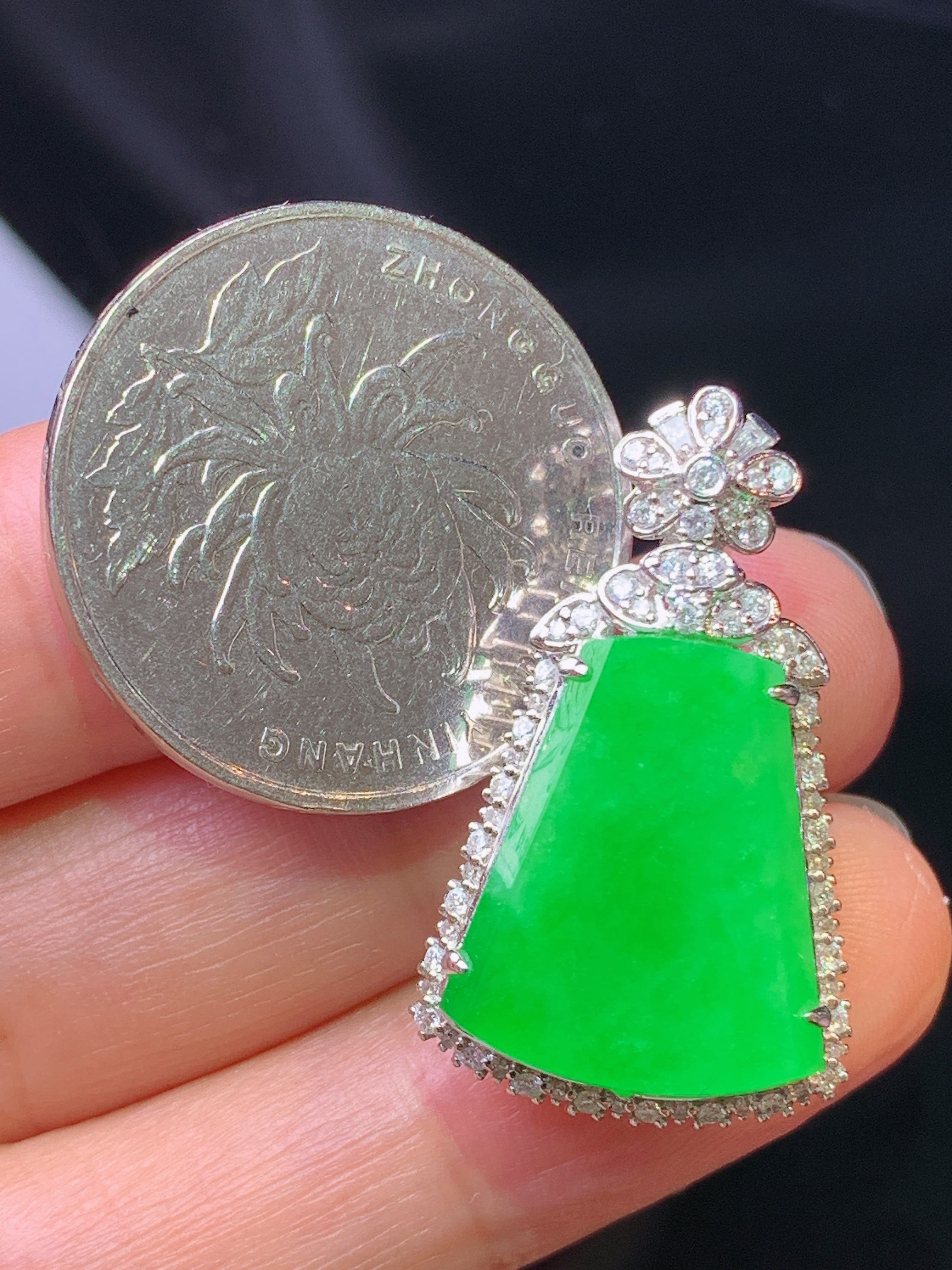18k金钻镶嵌翠绿无事牌吊坠 玉质细腻 色泽艳丽清新 水润亮眼 整体尺寸29.5*17.5*10y1