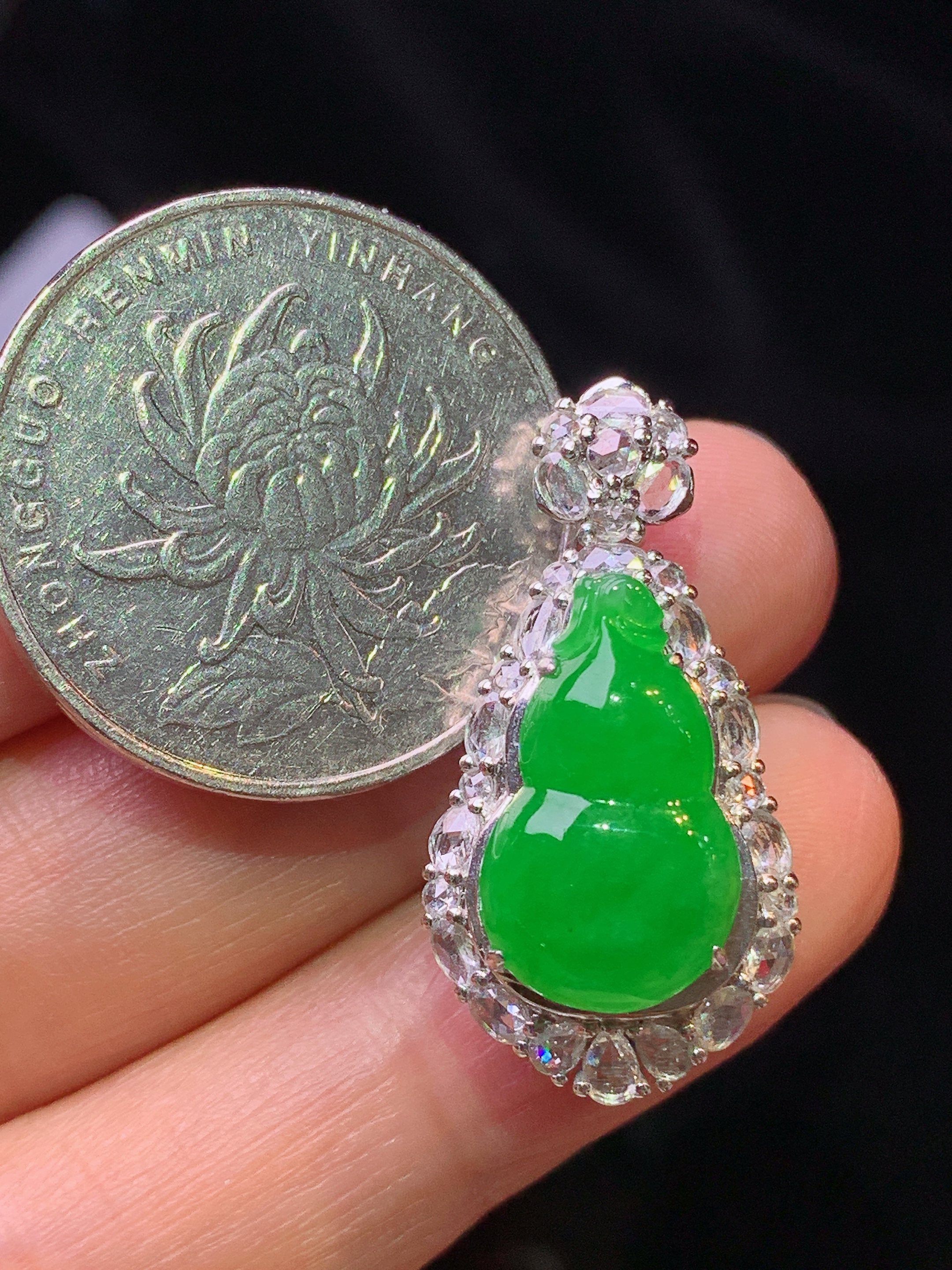 18k金钻镶嵌满绿葫芦吊坠 玉质细腻 色泽艳丽清新 水润亮眼 整体尺寸28.9*14.8*11.2y4