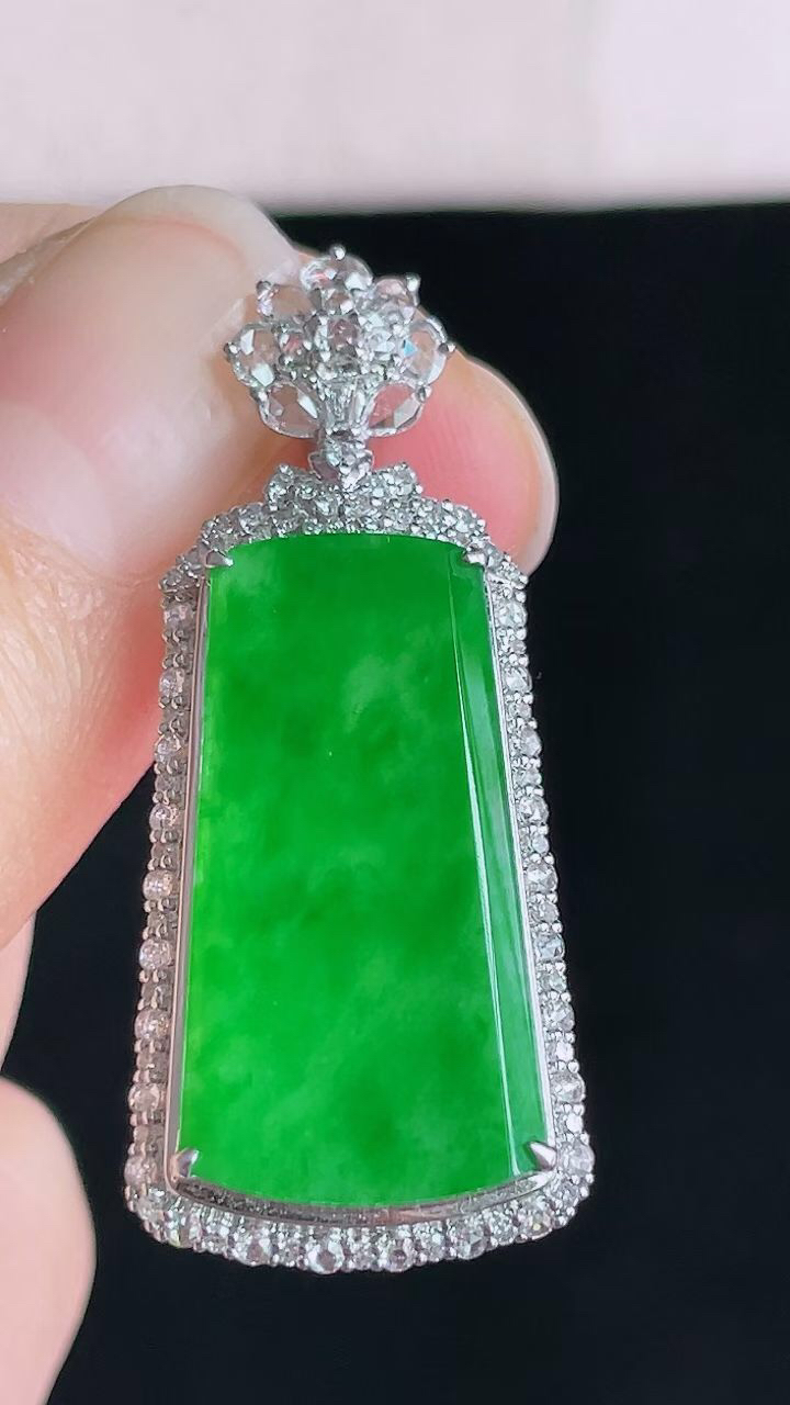【翡翠名称】18K金豪华镶钻冰辣阳绿无事牌吊坠
【翡翠尺寸】含金36.3/15.6/9.7mm
【翡翠描述】宝贝种老水足，玉质细腻，色泽靓丽，性价比高，佩戴效果好！
【其它赠送】权威证书/精美挂绳盒子/支持全国复检