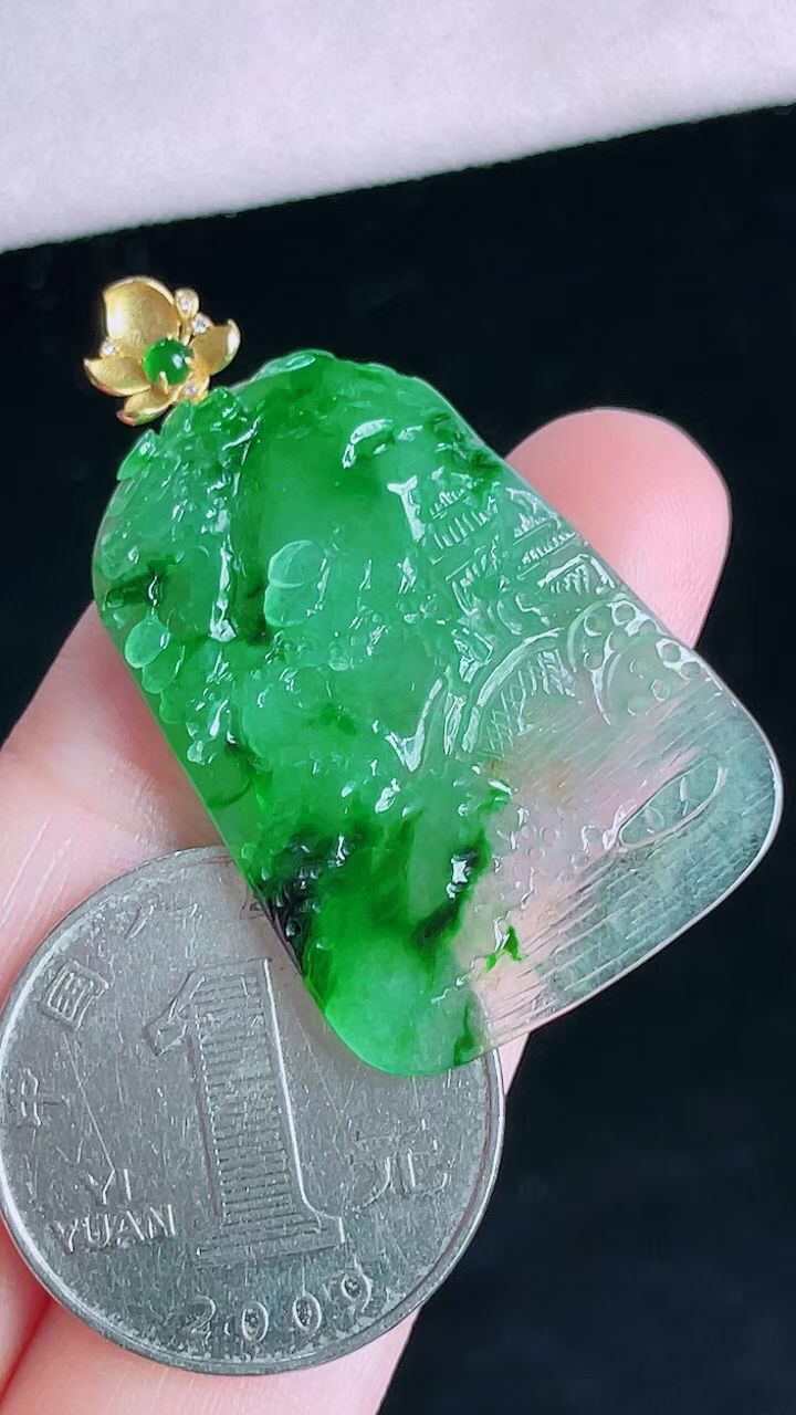 【翡翠名称】18K镶冰辣阳绿山水吊坠
【翡翠尺寸】裸石35/24.3/6.2mm
【翡翠描述】宝贝种老水足，玉质细腻，色泽靓丽，性价比高，佩戴效果好！
【其它赠送】权威证书/精美挂绳盒子/支持全国复检