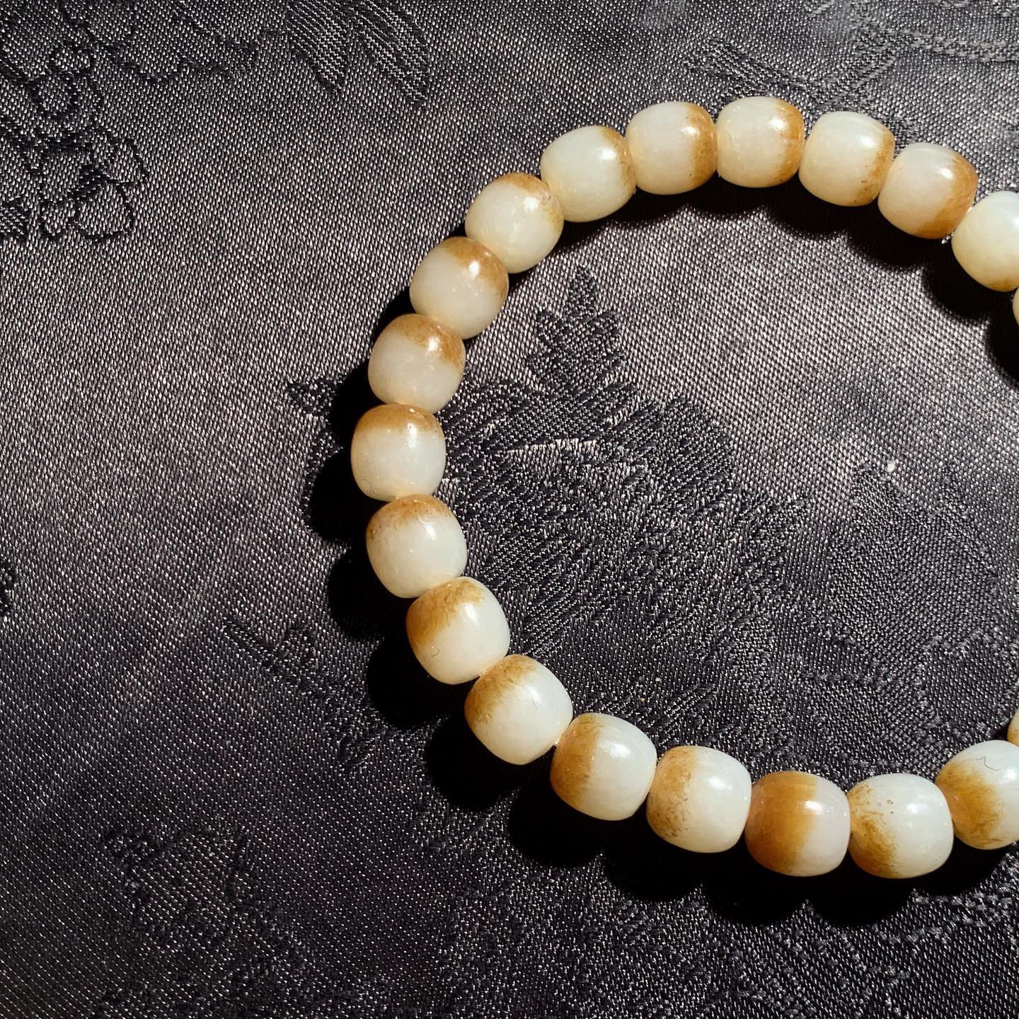 新疆和田玉白且末糖老型珠手串 单颗尺寸8重21.5克。玉质细腻油润。手推出油。佩戴高端典雅。lt260318