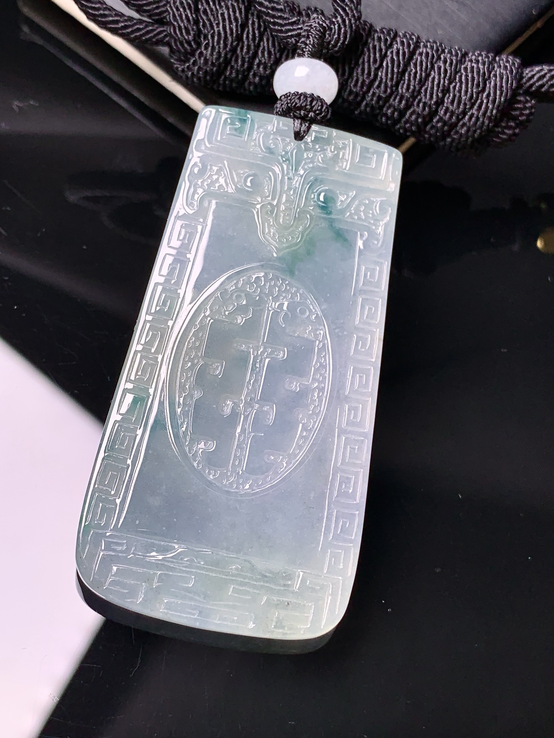 飘绿雕花牌吊坠 玉质细腻 色泽艳丽清新 水润亮眼 整体尺寸52.3*26.6*3.6L1