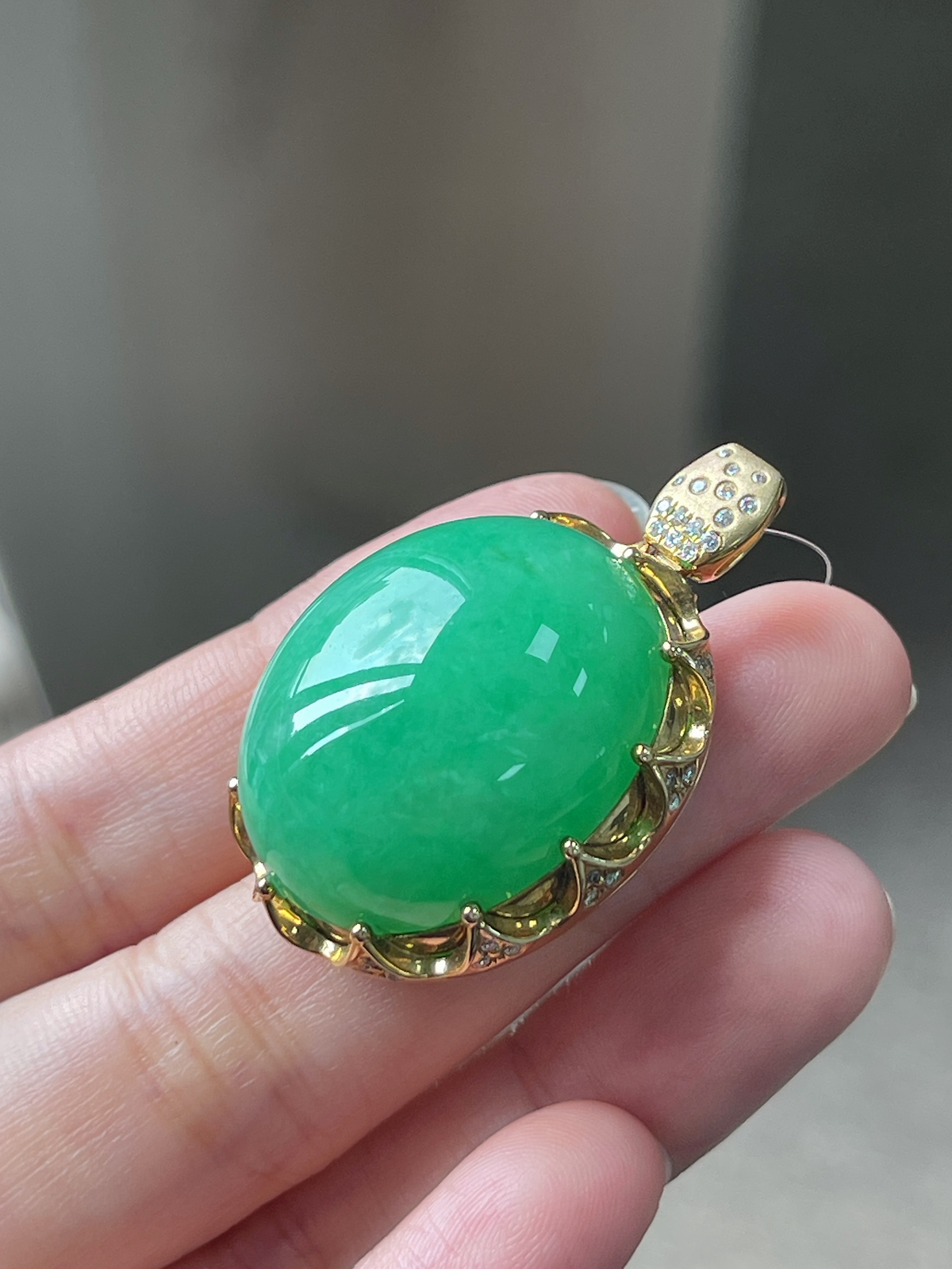翡翠冰糯种绿色大蛋面吊坠，印记：Au750,伴钻石