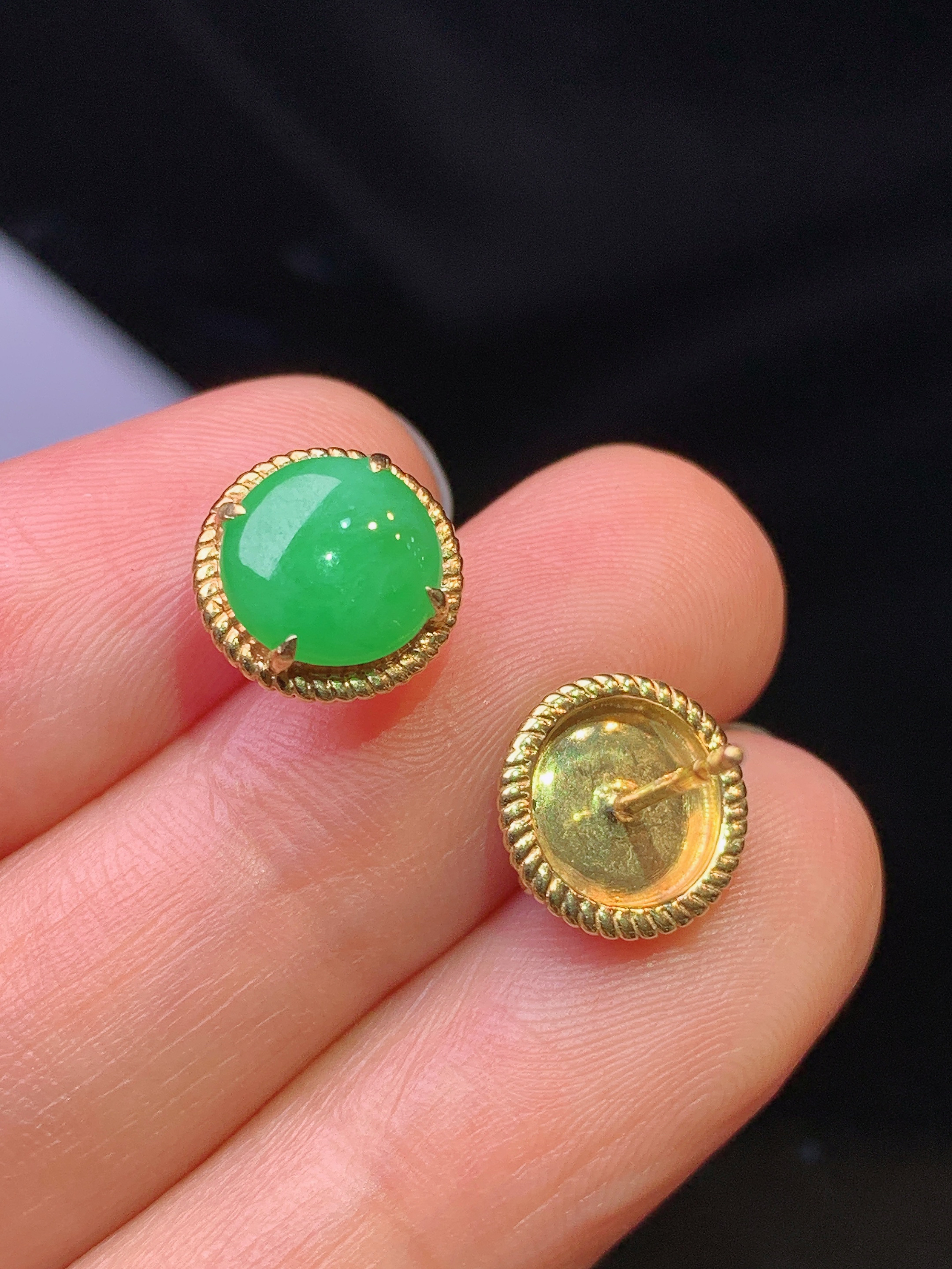 18k金钻镶嵌翠绿蛋面耳钉 玉质细腻 色泽艳丽清新 水润亮眼 整体尺寸9.8*3.8j2