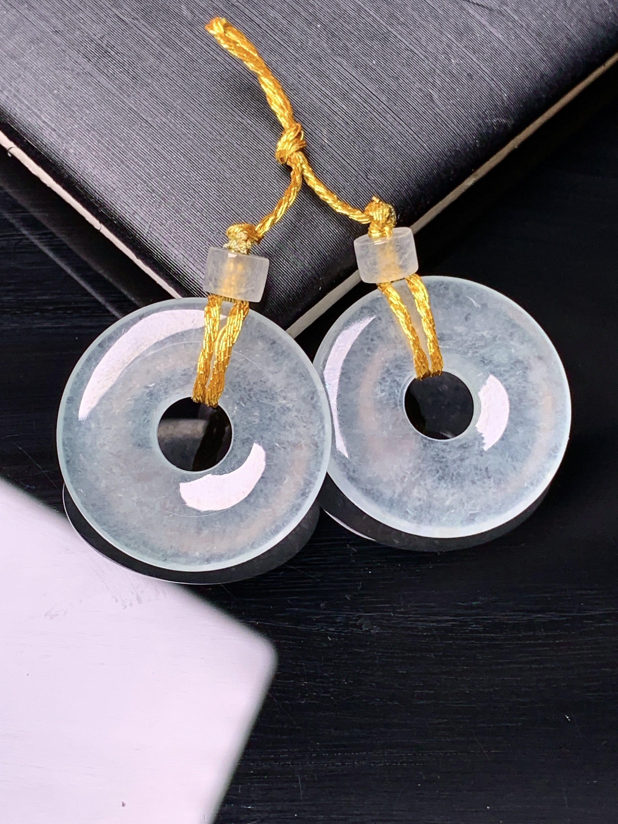 冰种平安环一对 玉质细腻 色泽艳丽清新 水润亮眼 整体尺寸18.2*2.6*j2