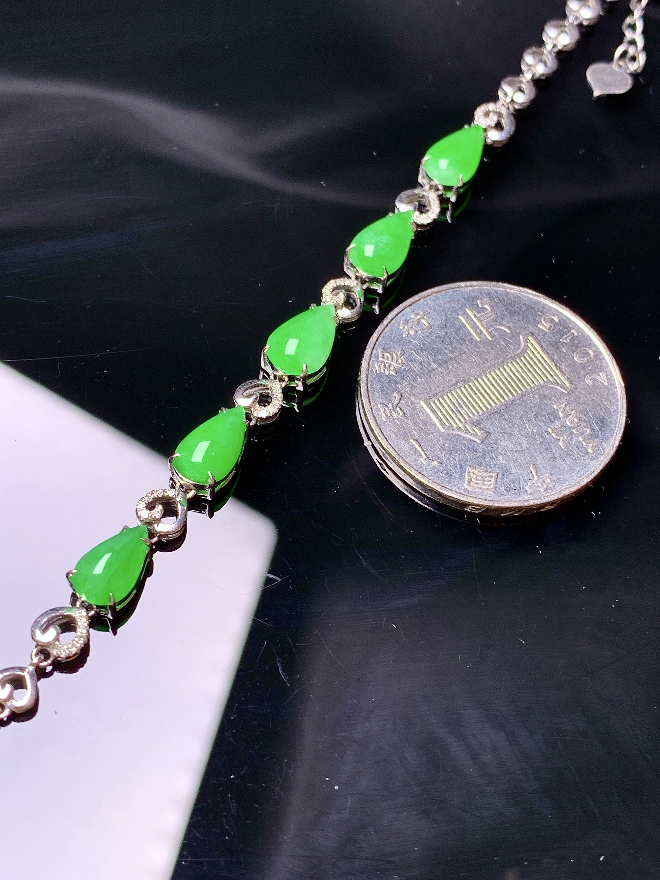 18k金钻镶嵌翠绿水滴吊坠 玉质细腻 色泽艳丽清新 水润亮眼 整体尺寸170*5.7*4.5w1