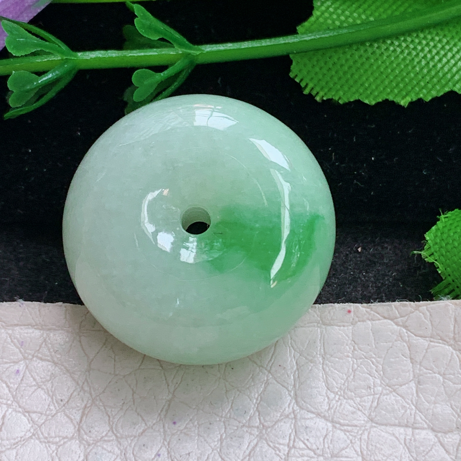 py实拍24*12.5缅甸天然翡翠a货精雕飘绿路路通 面包扣玉吊坠