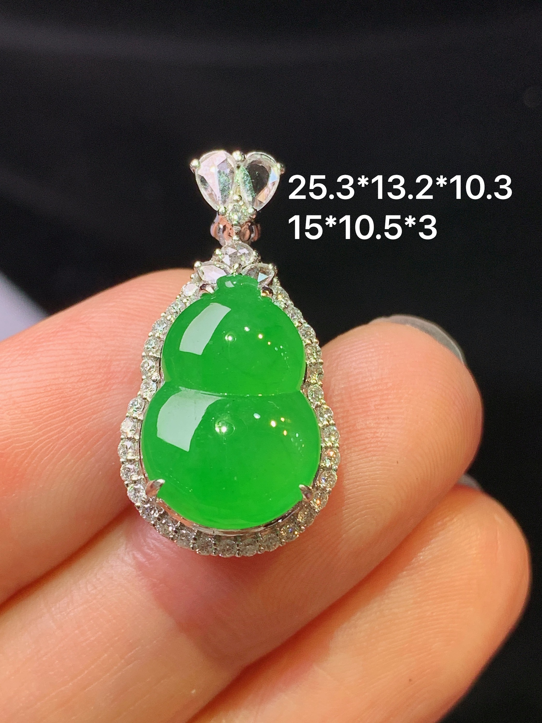 18k金钻镶嵌满绿葫芦吊坠 玉质细腻 色泽艳丽清新 水润亮眼 整体尺寸25.3*13.2*10.3x4