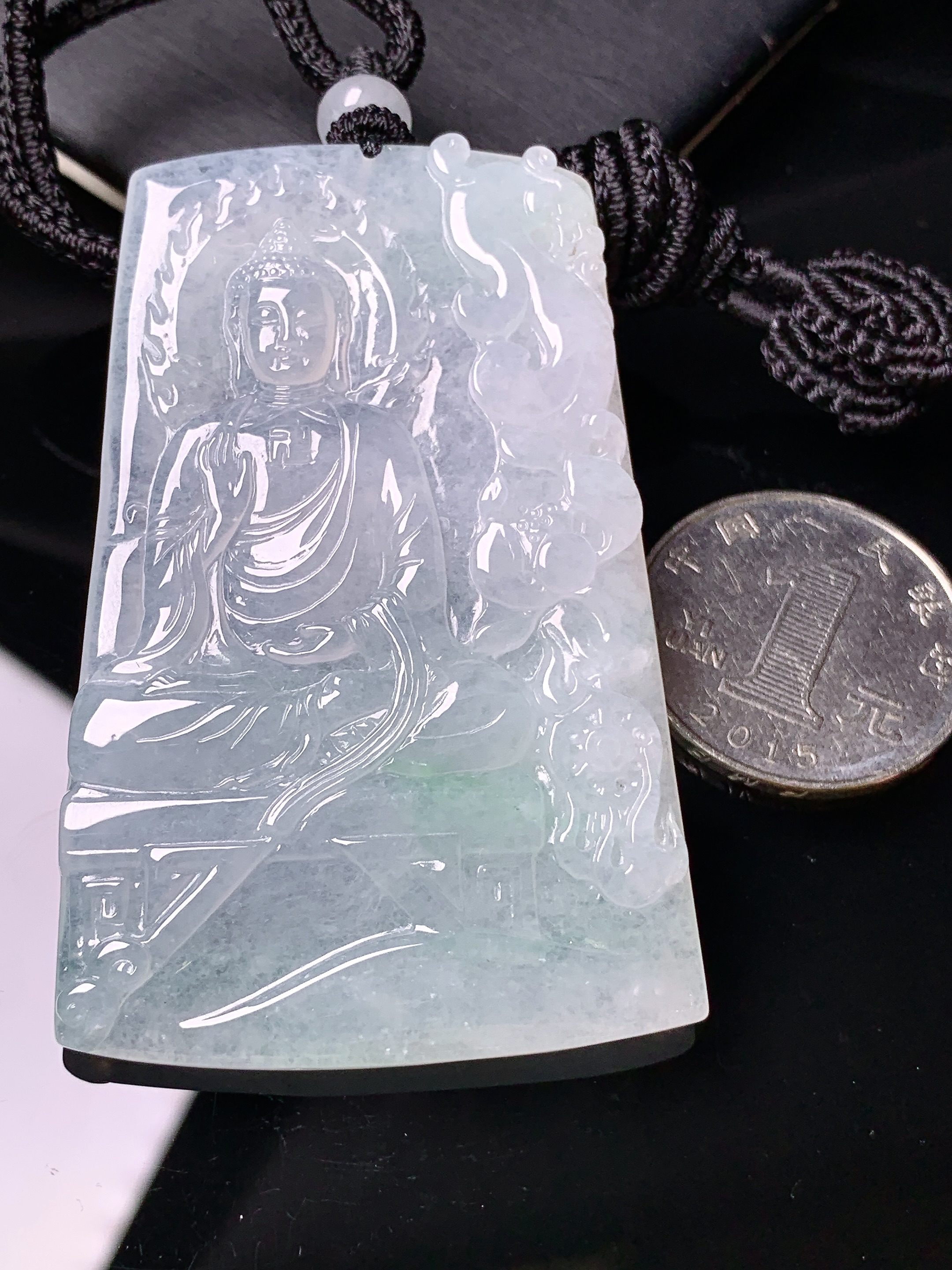 冰种飘绿大日如来佛祖吊坠 玉质细腻 色泽艳丽清新 水润亮眼 整体尺寸62.2*40.6*5.5L1