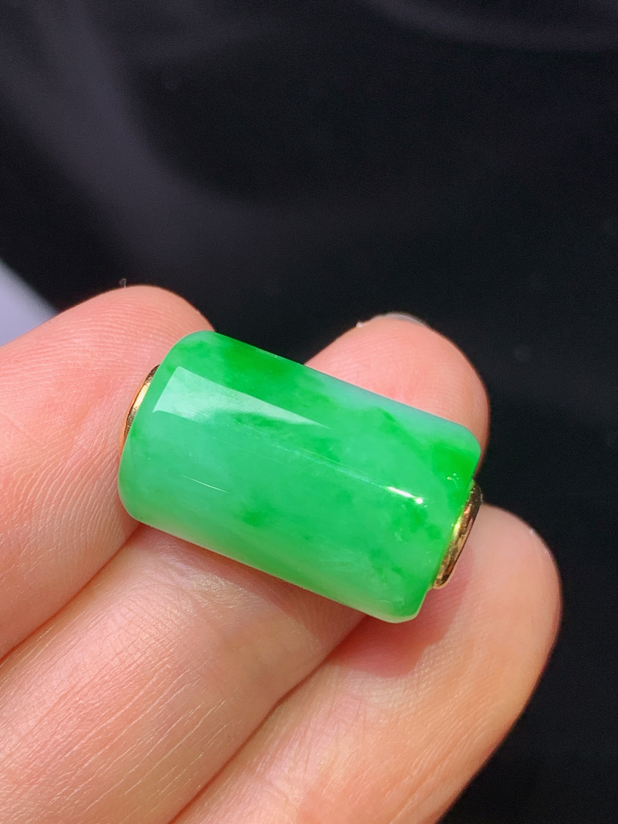 18k金镶嵌翠绿路路通吊坠 玉质细腻 色泽艳丽清新 水润亮眼 整体尺寸11.5*17.6