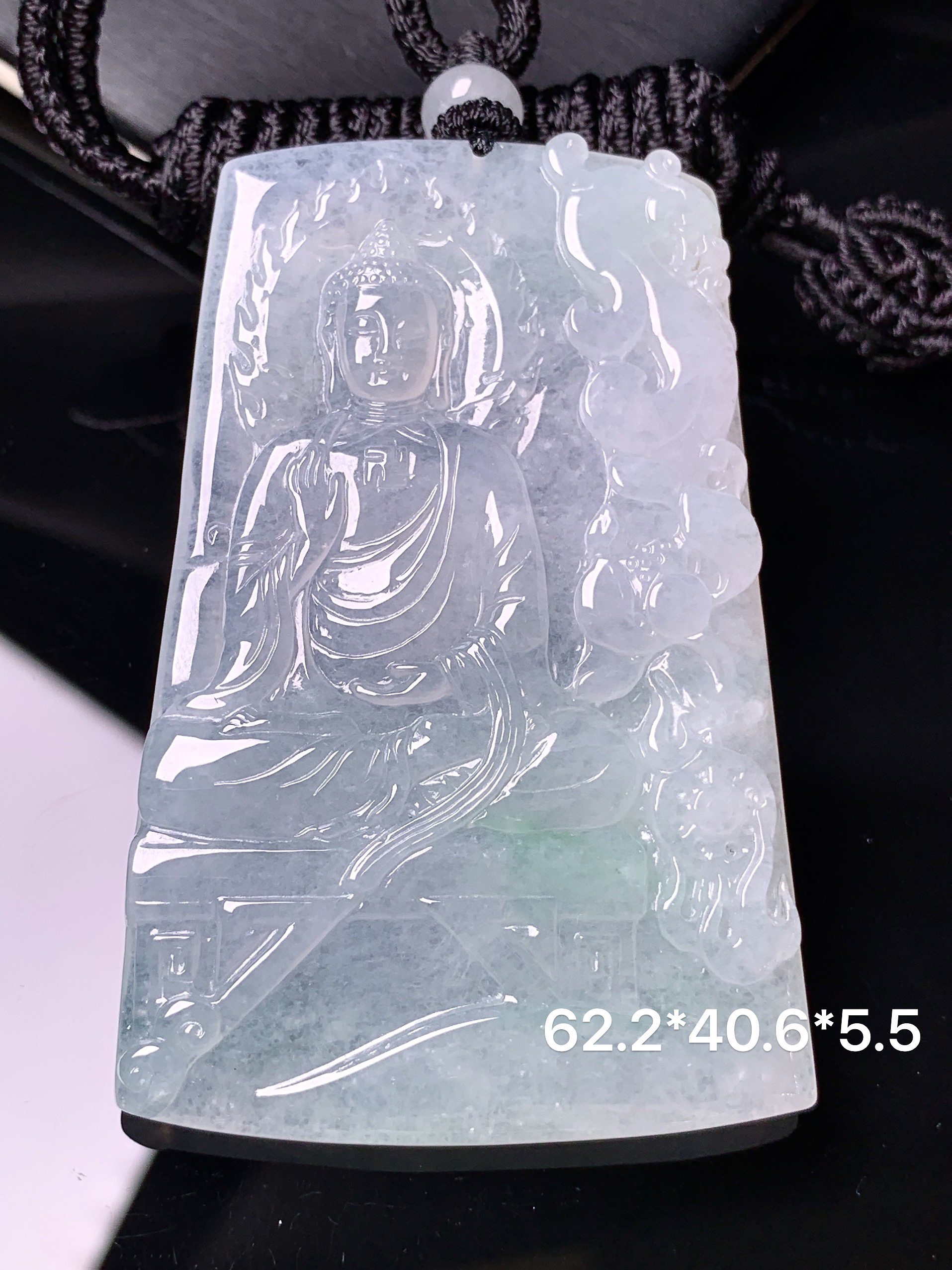 冰种飘绿大日如来佛祖吊坠 玉质细腻 色泽艳丽清新 水润亮眼 整体尺寸62.2*40.6*5.5L1