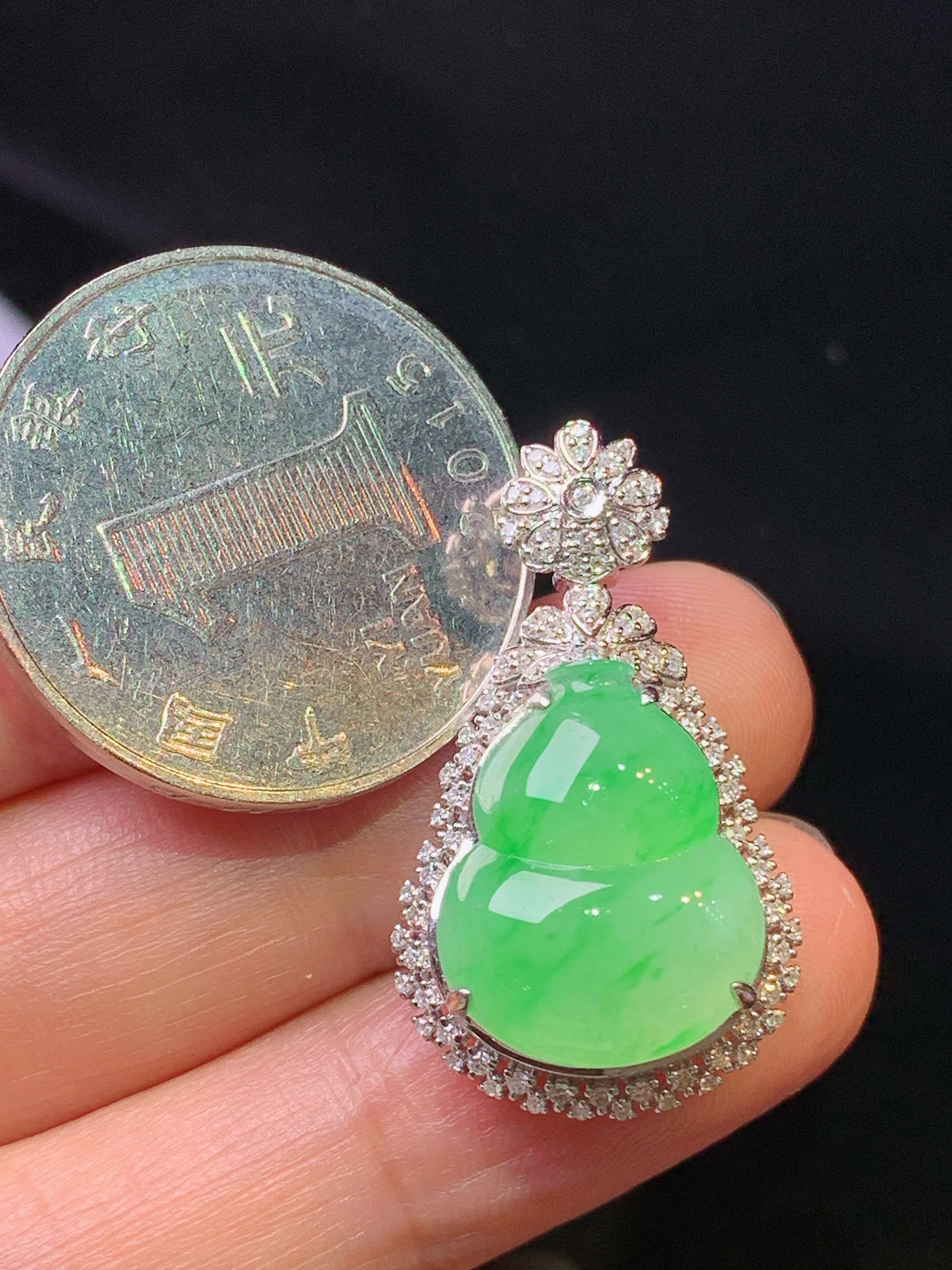 18k金钻镶嵌翠绿葫芦吊坠 玉质细腻 色泽艳丽清新 水润亮眼 整体尺寸29.2*16.8*10.5y4