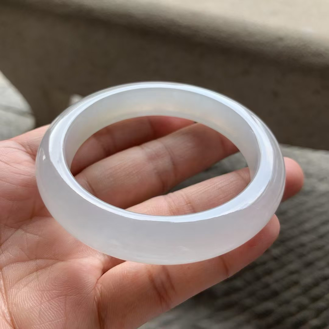 白冰正圈手镯尺寸56*12*9 种质细腻，冰凝透亮，胶胶润润，清爽明快！