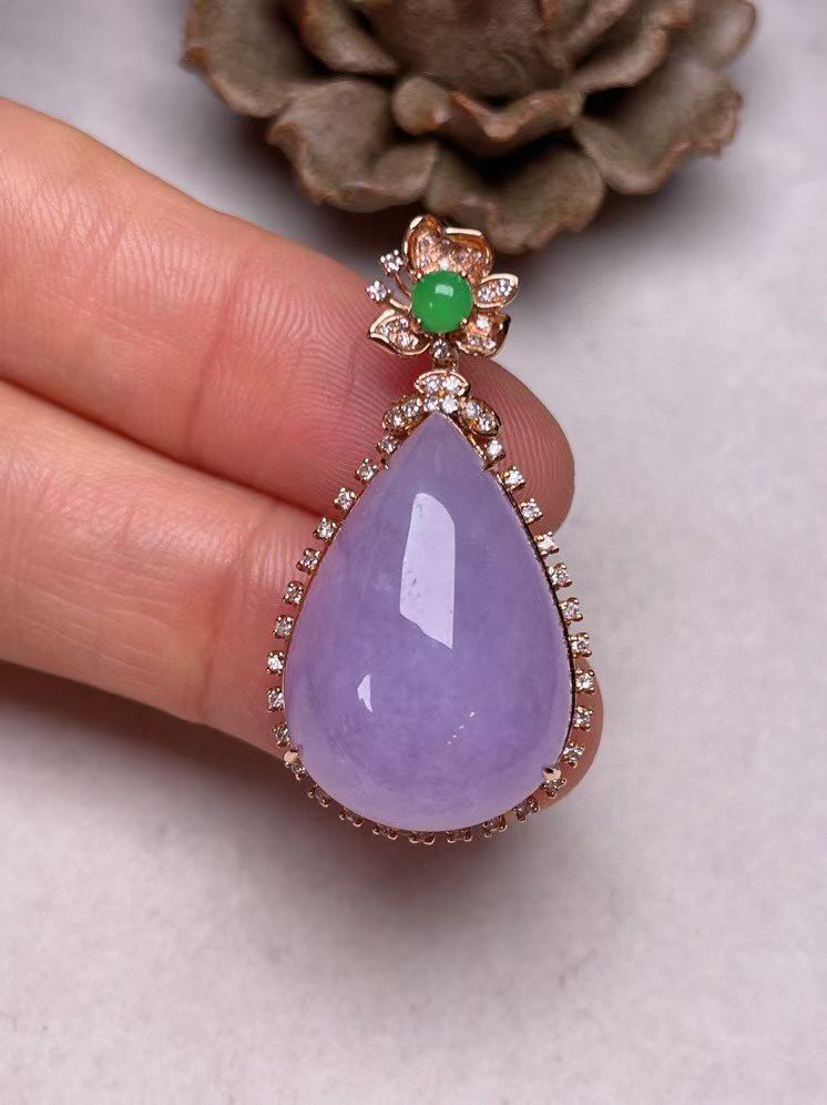 冰糯种紫罗兰滴水吊坠、真金真钻镶嵌，种水好，玉质细腻 .裸石尺寸 23.0*15.8