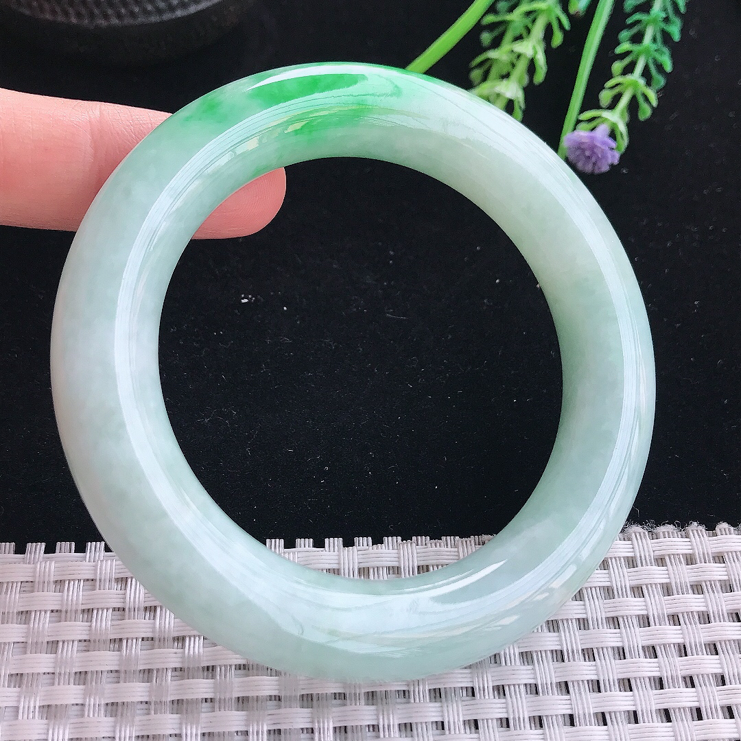 实拍天然翡翠56.5/12.7/12.3老坑精美温润飘阳绿胖圆条手镯翡翠玉镯手环