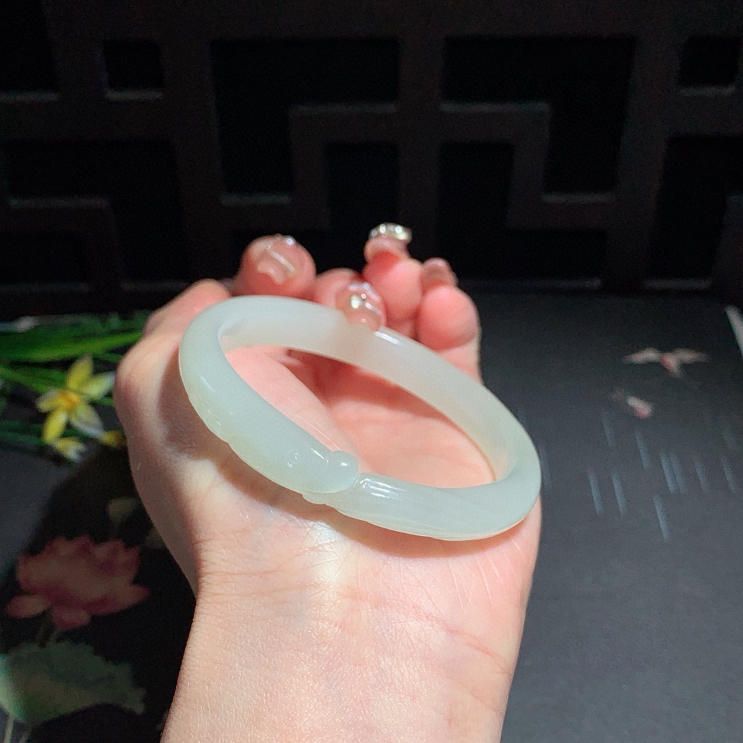 和田玉55圈晴水雕花手镯！玉质细腻油润 底色纯净 无裂无杂 脂粉好，品质高。