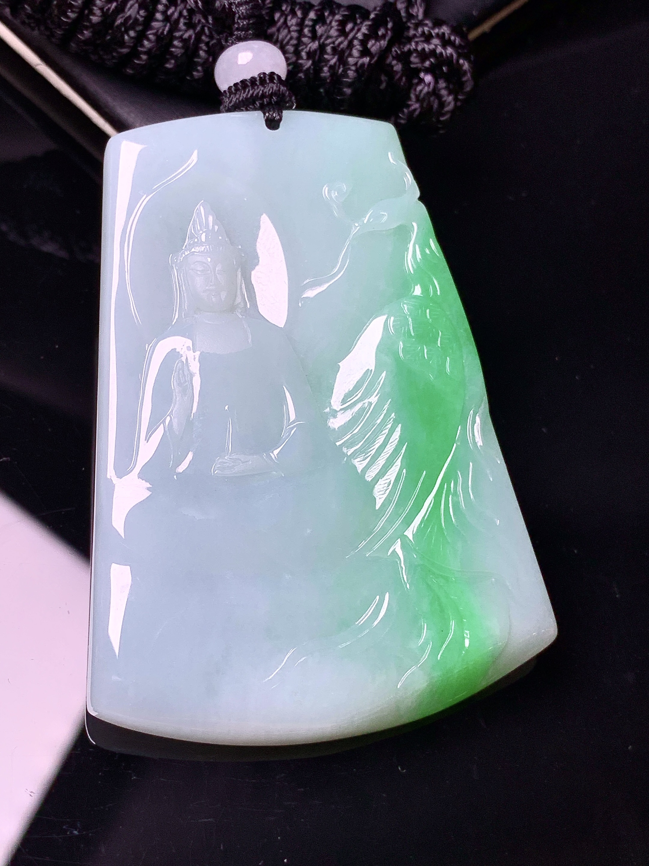 飘绿观音菩萨吊坠 玉质细腻 色泽艳丽清新 水润亮眼 整体尺寸56.2*40.2*4.3w1