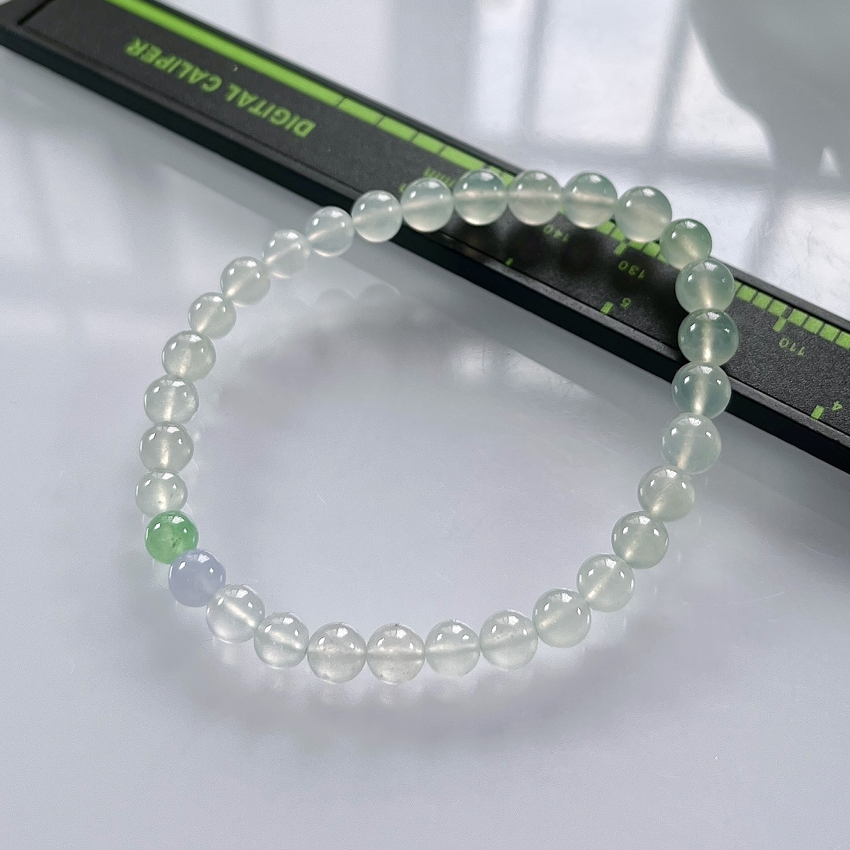 缅甸天然翡翠A货，卡6.3高冰种起光起胶圆珠手串手链，尺寸：大珠6.3mm～小珠5.5/31颗，重量：11.24g