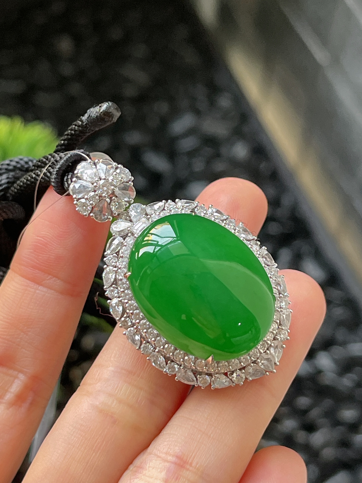 翡翠冰糯种大绿蛋面吊坠，印记：G18K,伴钻石