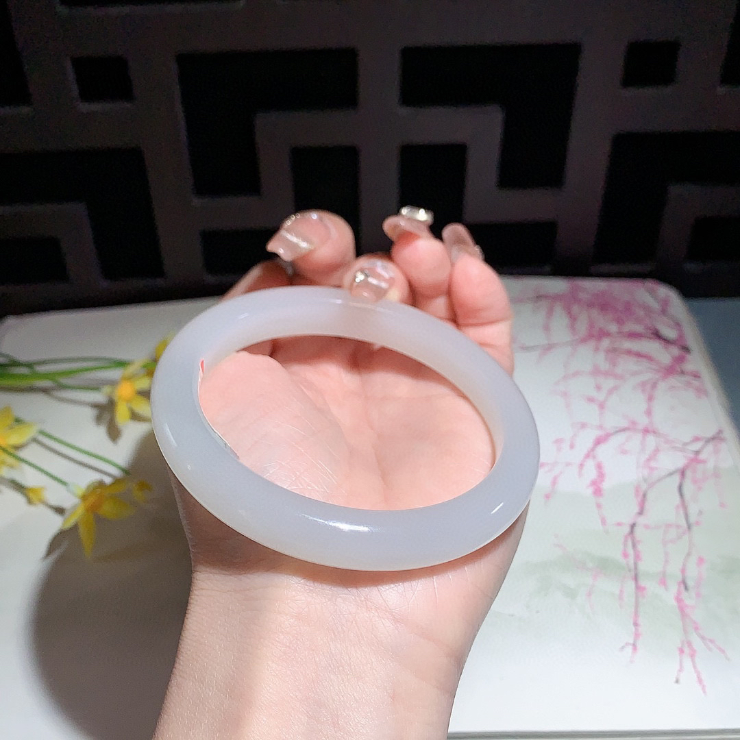 和田玉61.5圈口高冰手镯！满紫色！玉质细腻油润 底色纯净 无裂无杂 脂粉好，品质高。