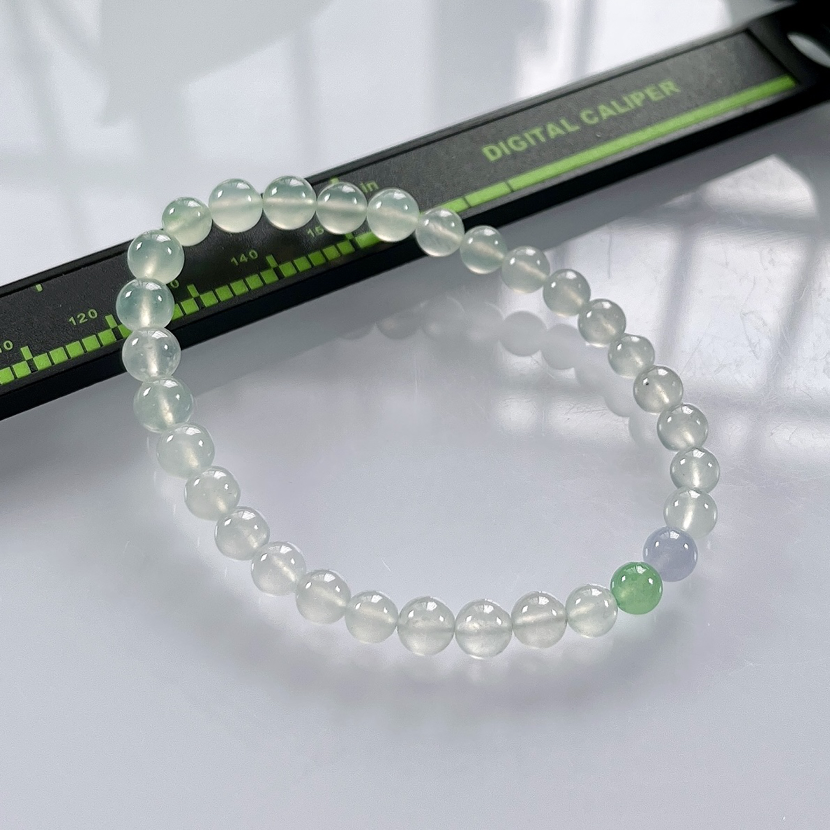 缅甸天然翡翠A货，卡6.3高冰种起光起胶圆珠手串手链，尺寸：大珠6.3mm～小珠5.5/31颗，重量