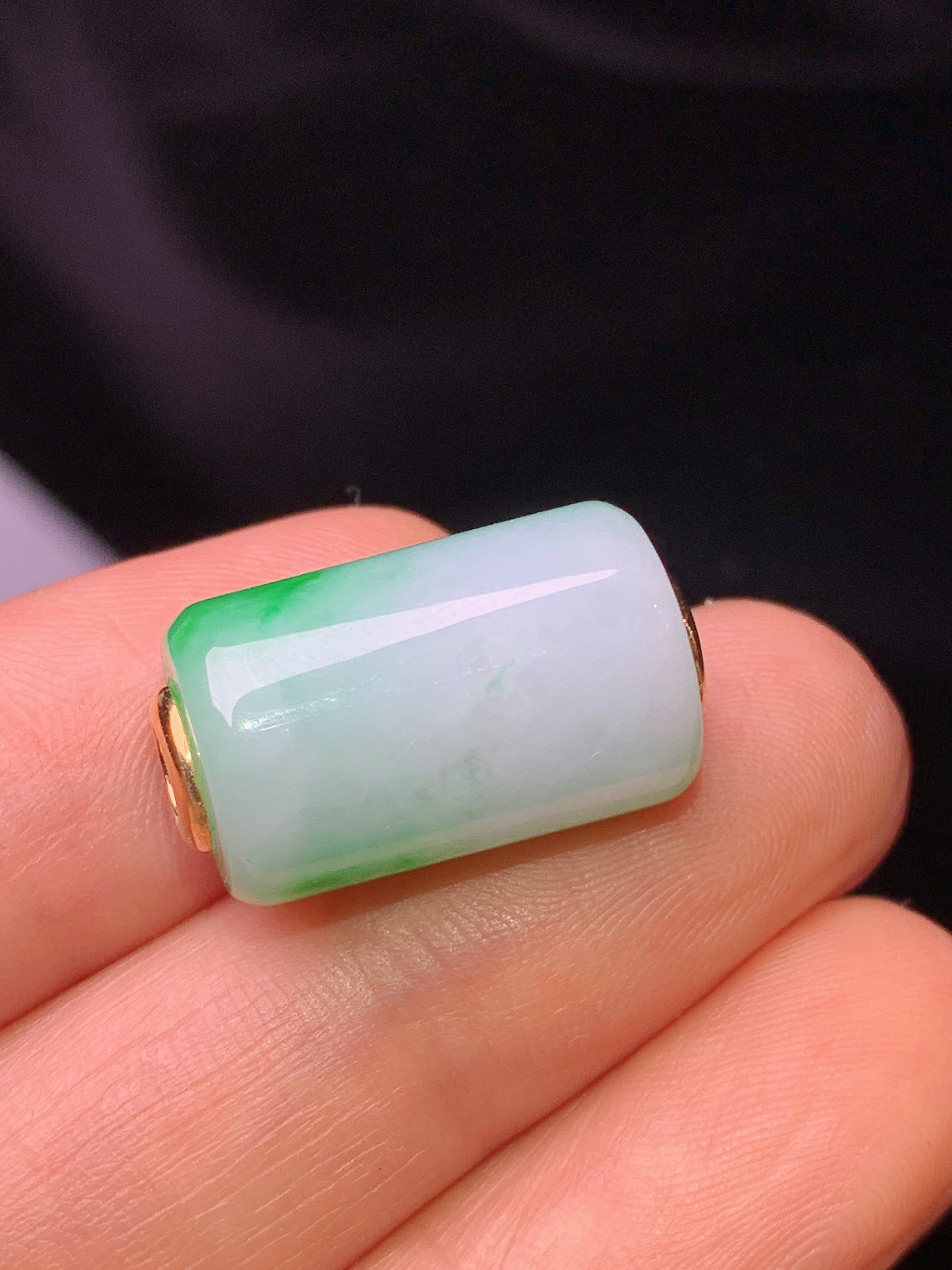 18k金镶嵌翠绿路路通吊坠 玉质细腻 色泽艳丽清新 水润亮眼 整体尺寸11.5*17.6