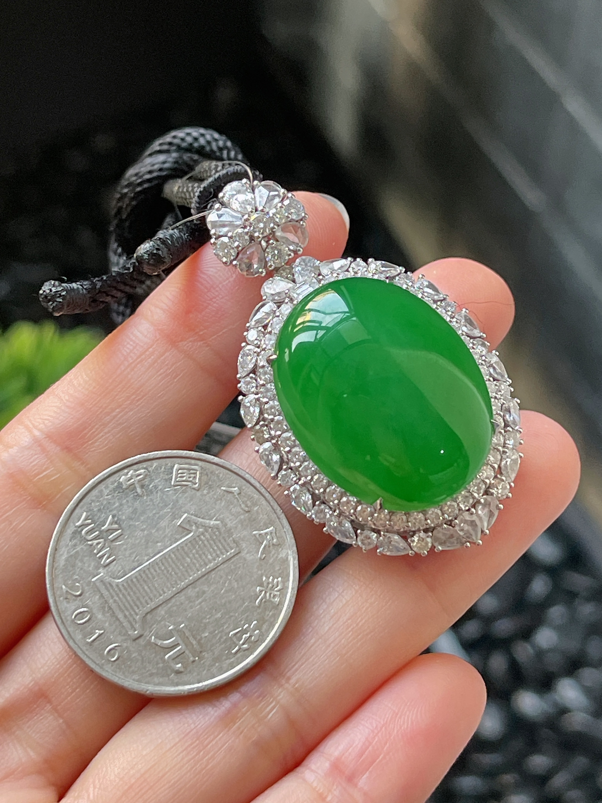 翡翠冰糯种大绿蛋面吊坠，印记：G18K,伴钻石