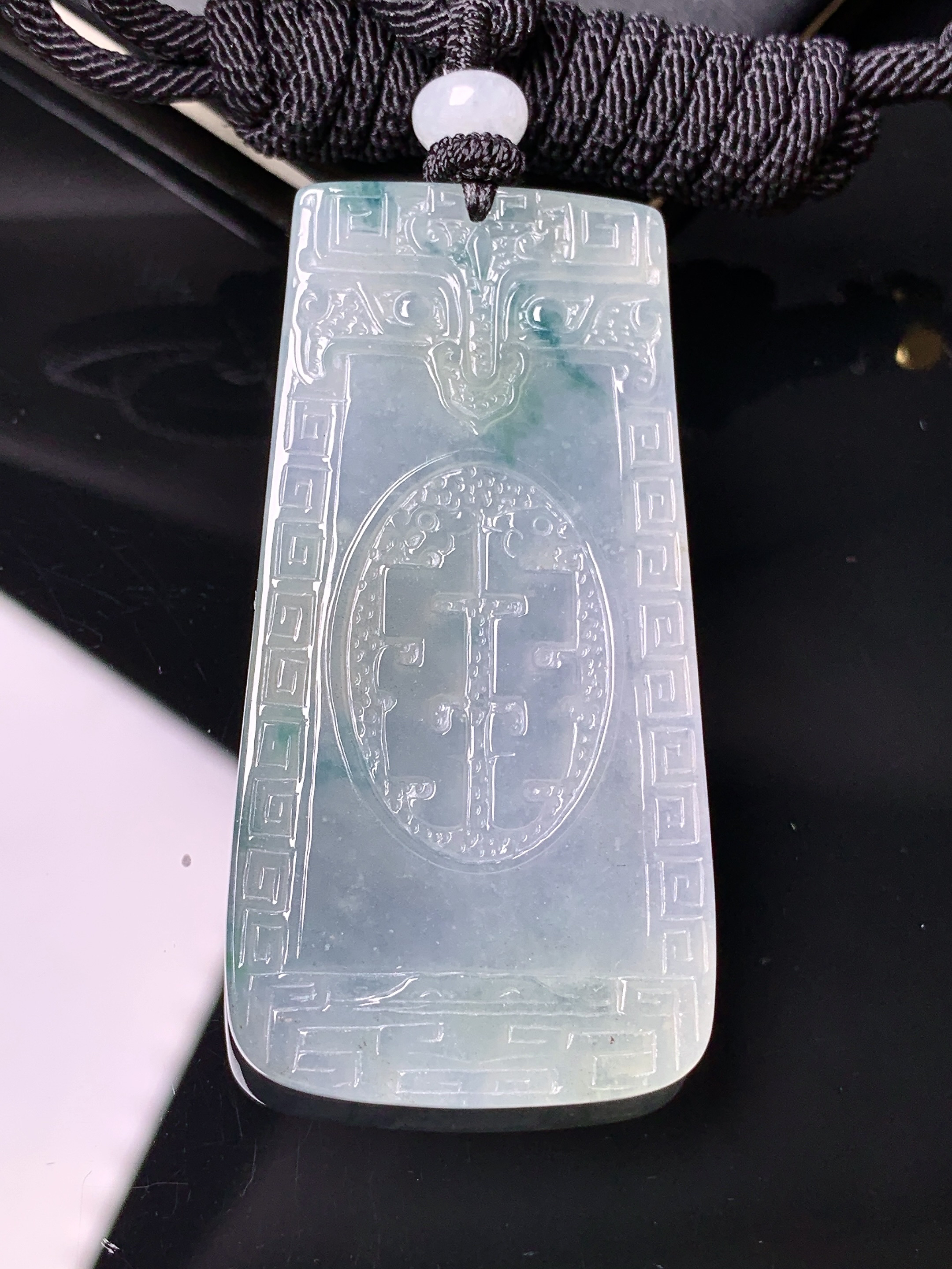 飘绿雕花牌吊坠 玉质细腻 色泽艳丽清新 水润亮眼 整体尺寸52.3*26.6*3.6L1