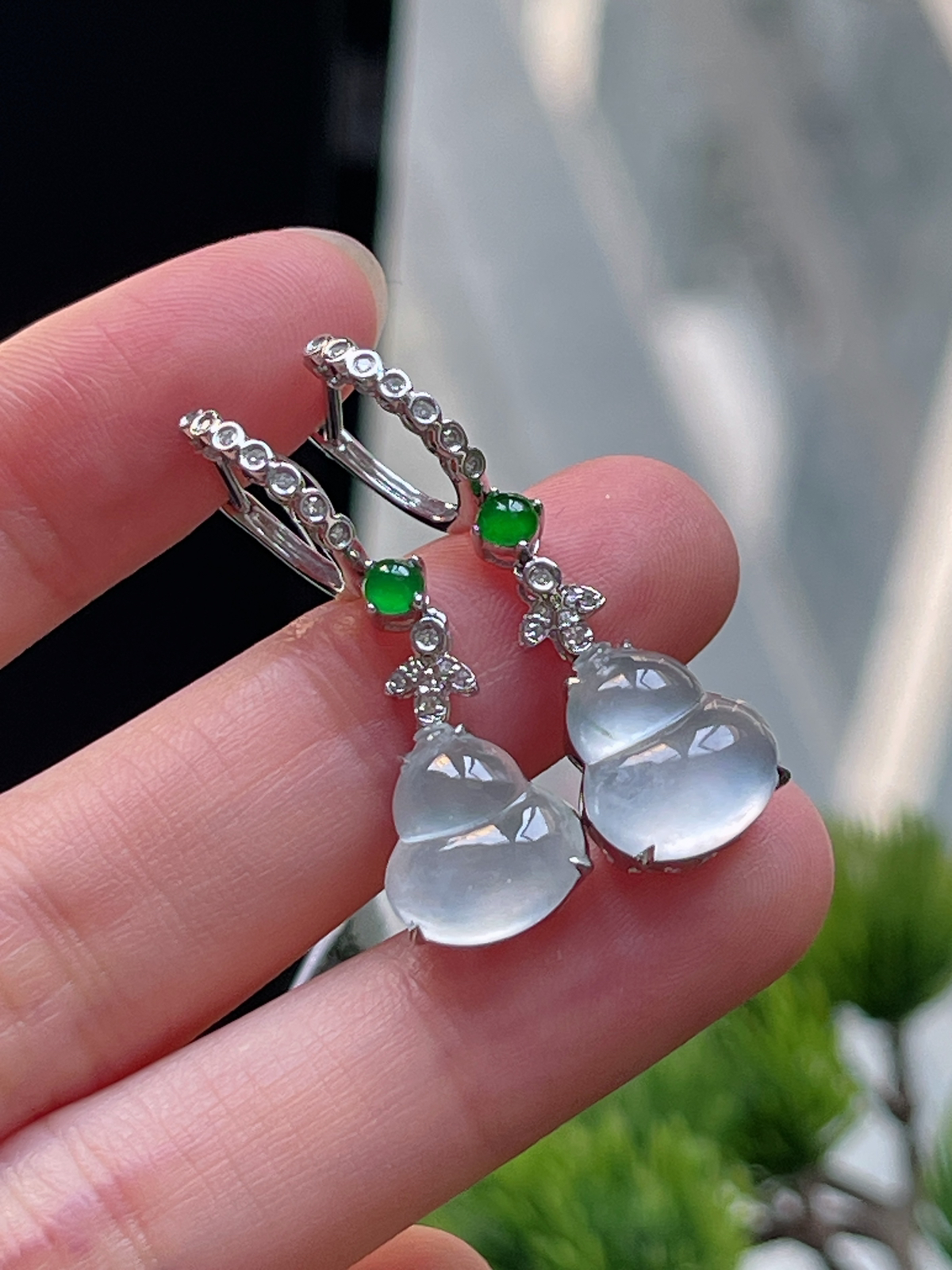 翡翠白冰茅台白耳坠，印记：G18K,伴钻石