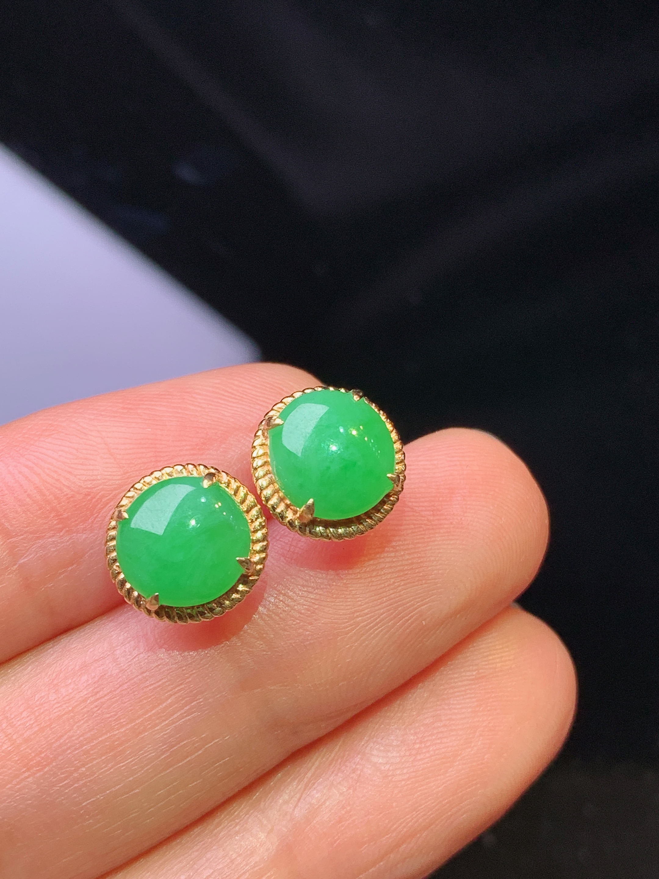 18k金钻镶嵌翠绿蛋面耳钉 玉质细腻 色泽艳丽清新 水润亮眼 整体尺寸9.8*3.8j2