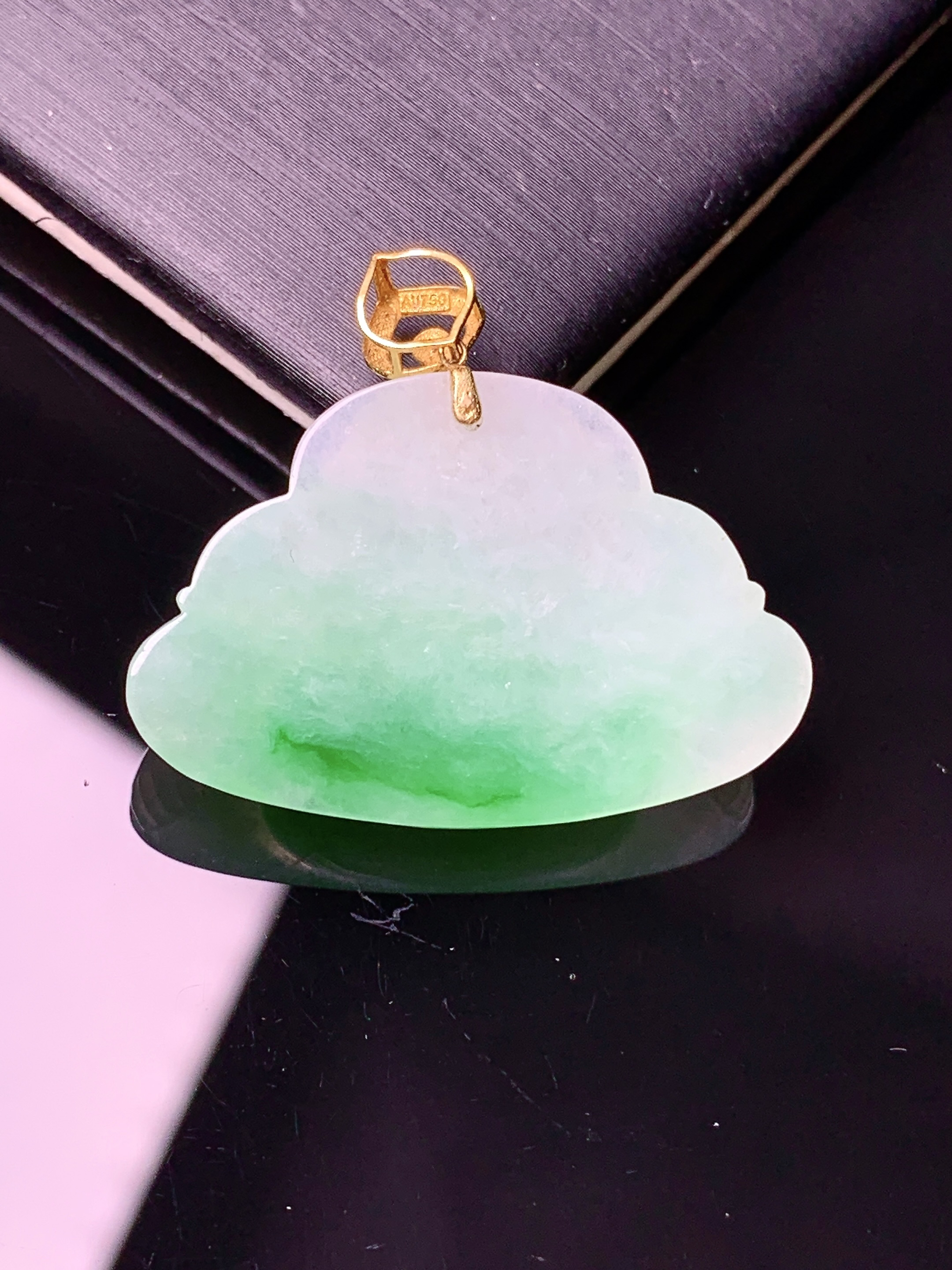 18k金镶嵌飘绿佛公吊坠 玉质细腻 色泽艳丽清新 水润亮眼 整体尺寸27*29.6*5.6m1