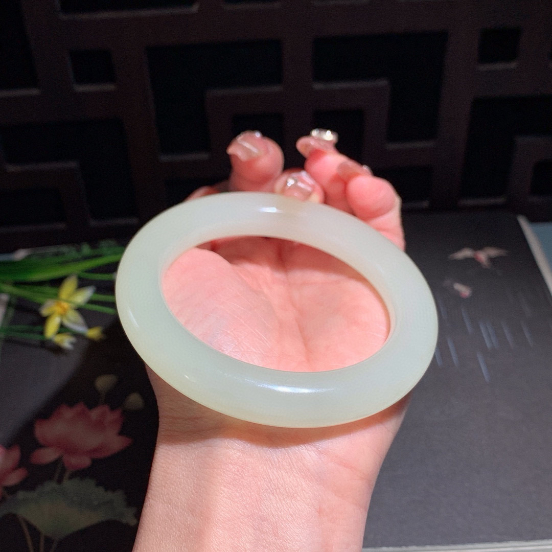 和田玉59.5圈晴水色肥圆条手镯！清水色！玉质细腻油润 底色纯净 无裂无杂 脂粉好，品质高。