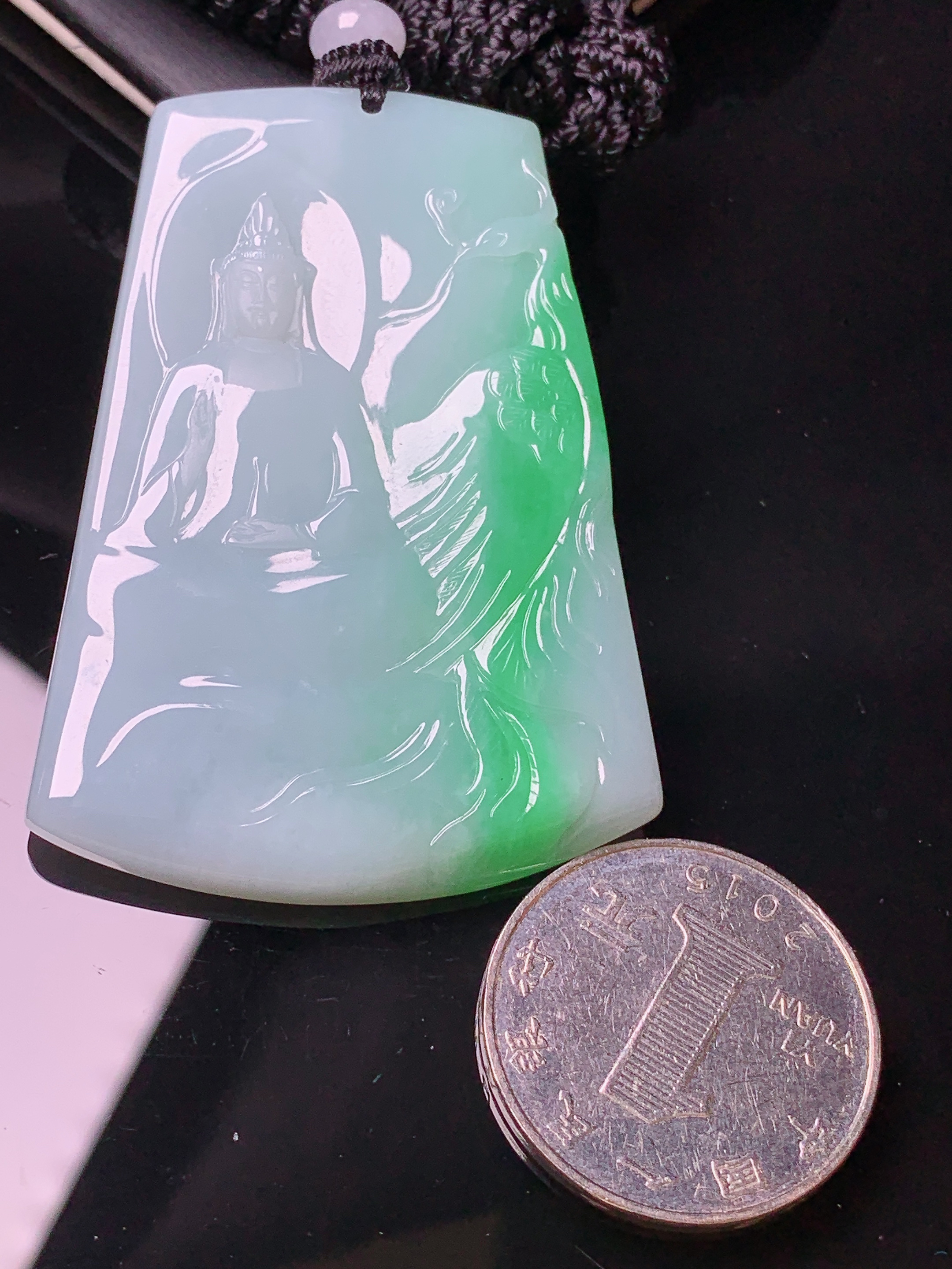 飘绿观音菩萨吊坠 玉质细腻 色泽艳丽清新 水润亮眼 整体尺寸56.2*40.2*4.3w1