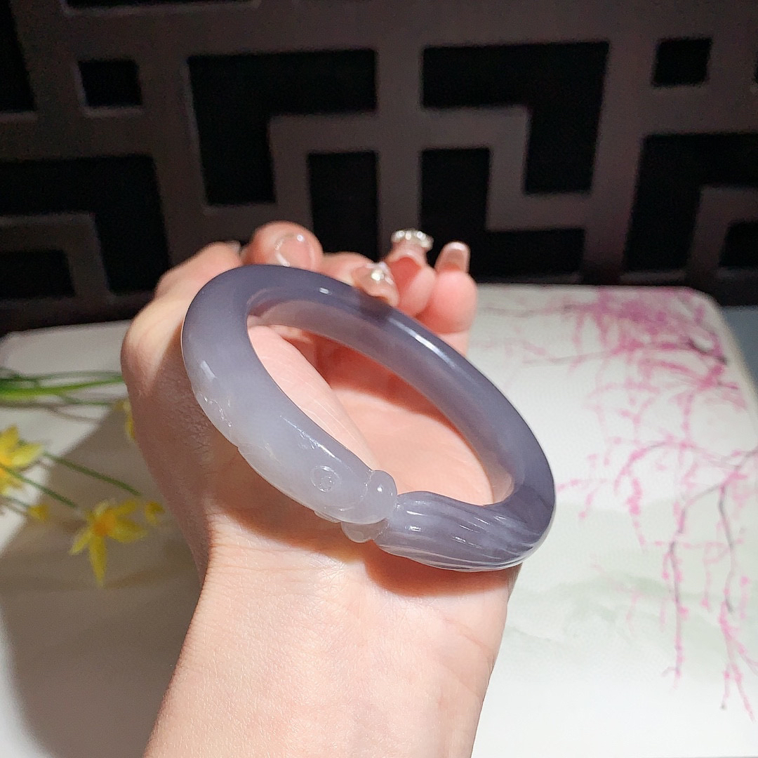 和田玉56.5圈口紫罗兰雕花手镯！玉质细腻油润 底色纯净 无裂无杂 脂粉好，品质高。