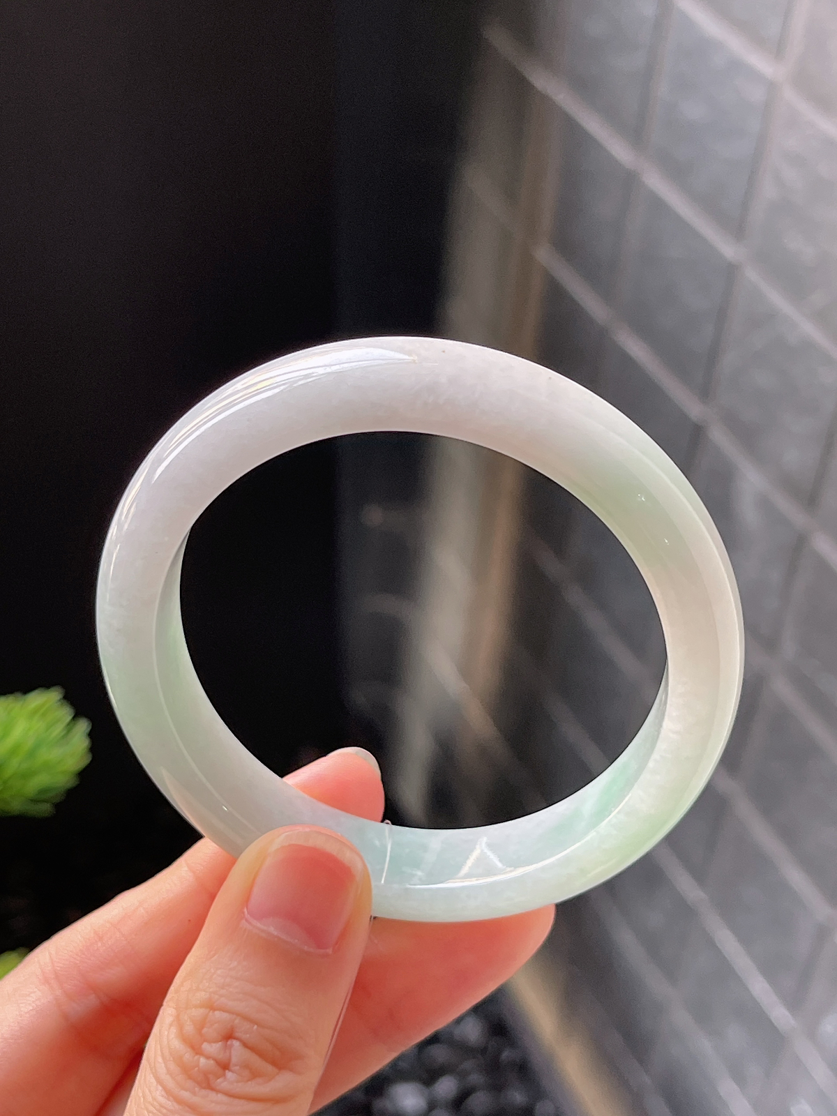 正圈51.9圈口，翡翠糯化种飘绿手镯