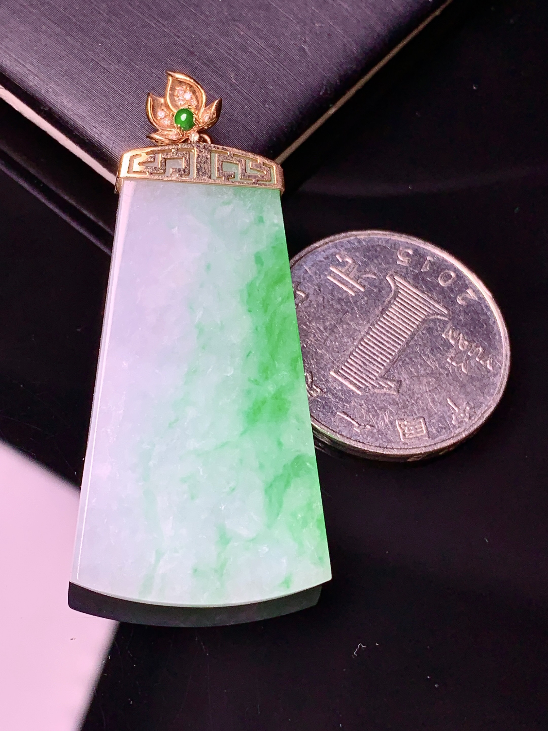 18k金钻镶嵌飘绿无事牌吊坠 玉质细腻 色泽艳丽清新 水润亮眼 整体尺寸49.8*22.5*3.5yz