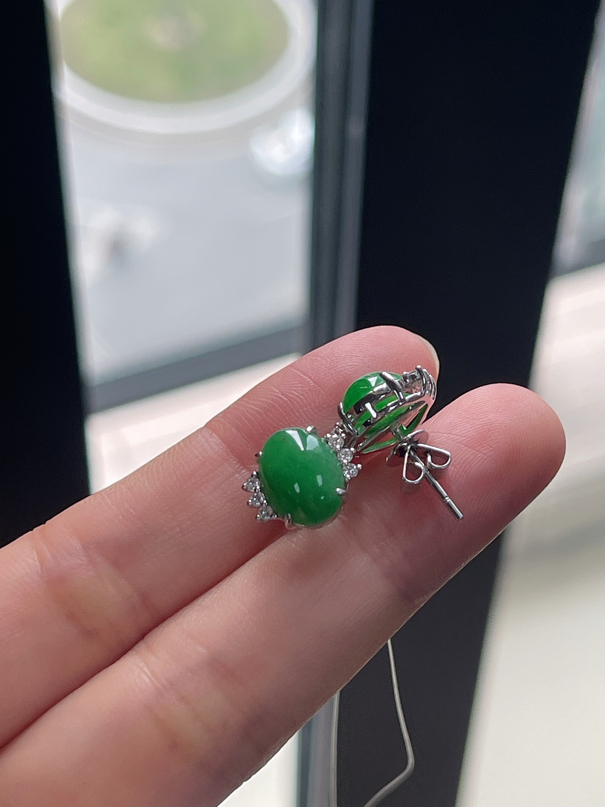 翡翠糯化种满绿耳钉，印记：G18K,伴钻石