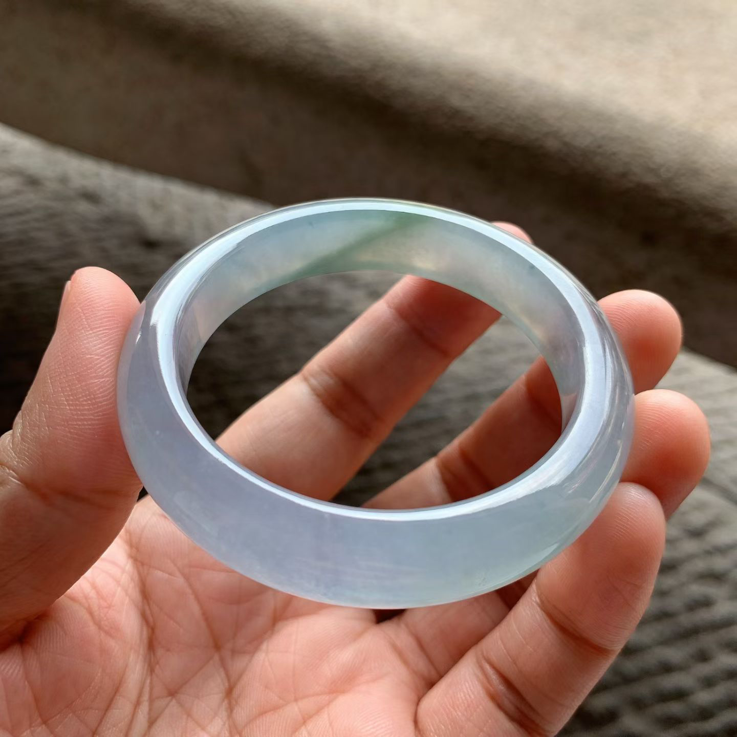 冰紫底飘花正圈手镯尺寸52.8*12*8.5 老坑种水，冰莹透亮，水润光泽，起光起胶，紫色柔和，一抹花色点缀，不张扬却有层次，上手低调显贵！