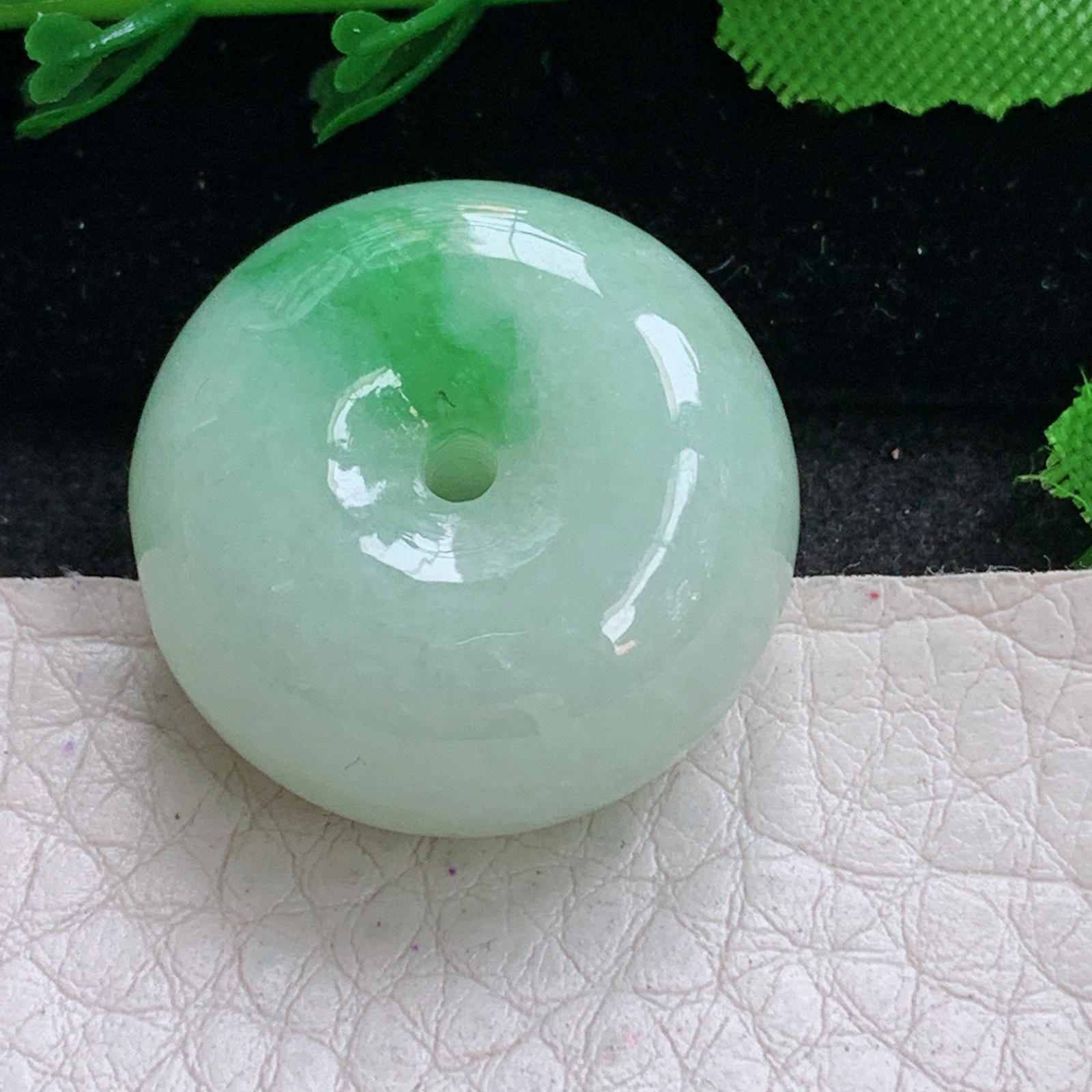 py实拍24*12.5缅甸天然翡翠a货精雕飘绿路路通 面包扣玉吊坠