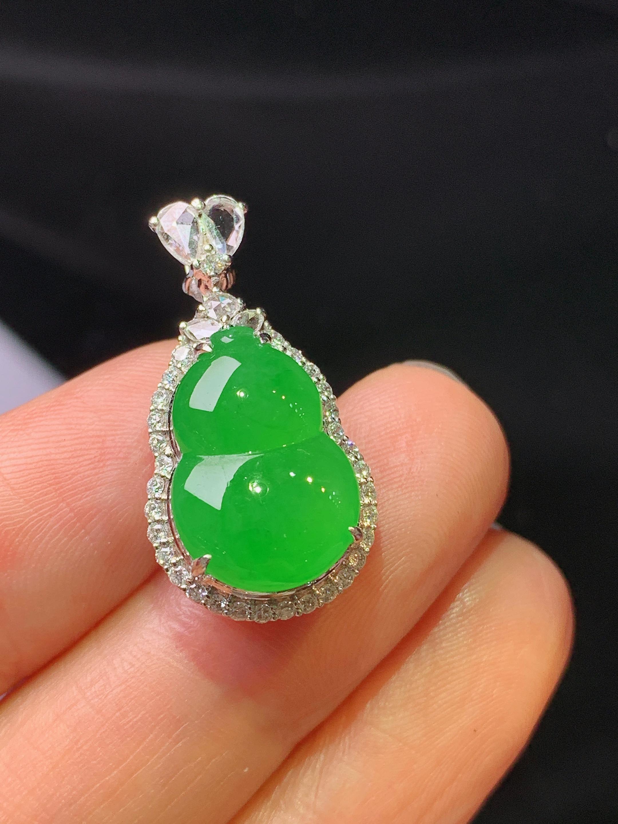 18k金钻镶嵌满绿葫芦吊坠 玉质细腻 色泽艳丽清新 水润亮眼 整体尺寸25.3*13.2*10.3x