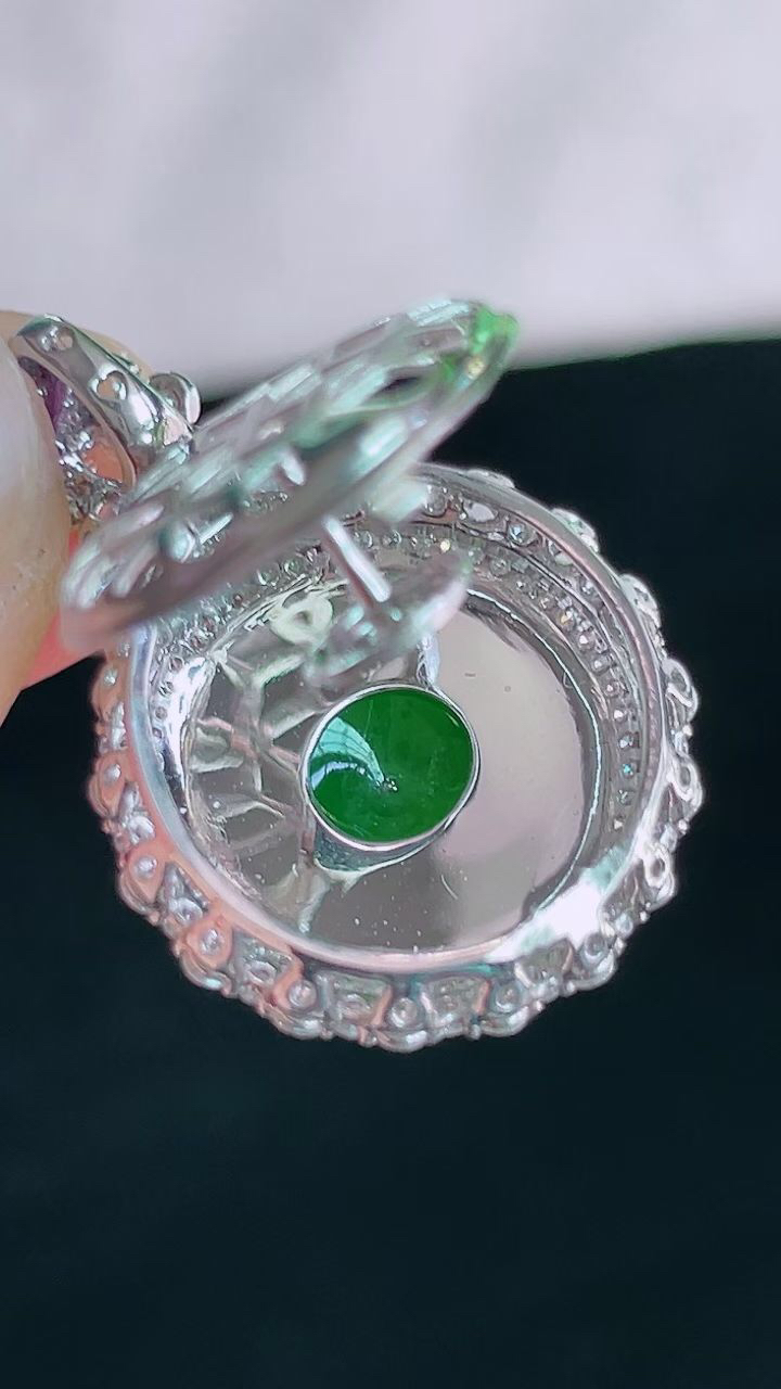 【翡翠名称】18K金豪华镶钻冰辣绿平安扣吊坠
【翡翠尺寸】含金26/17.8/10.2mm
【翡翠描述】宝贝种老水足，玉质细腻，色泽靓丽，性价比高，佩戴效果好！
【其它赠送】权威证书/精美挂绳盒子/支持全国复检