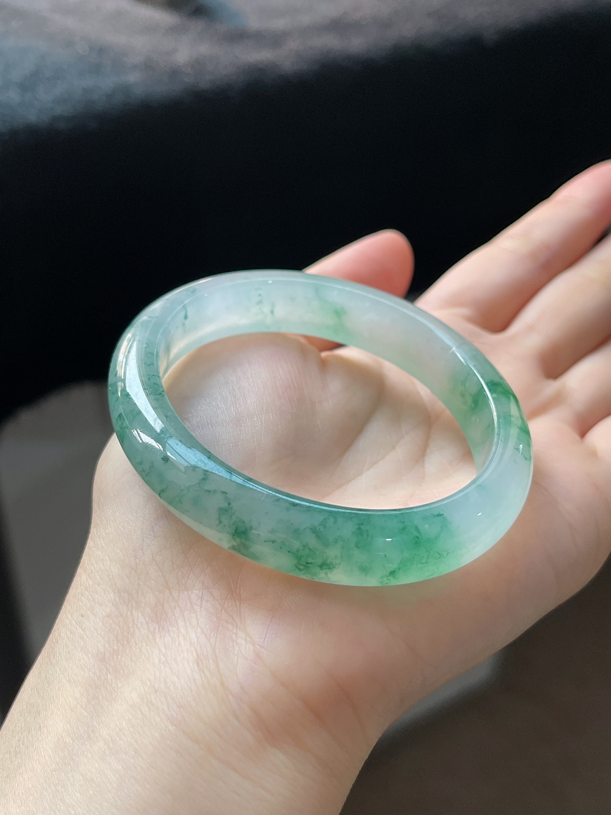 贵妃镯55.6圈口，翡翠冰种飘绿手镯