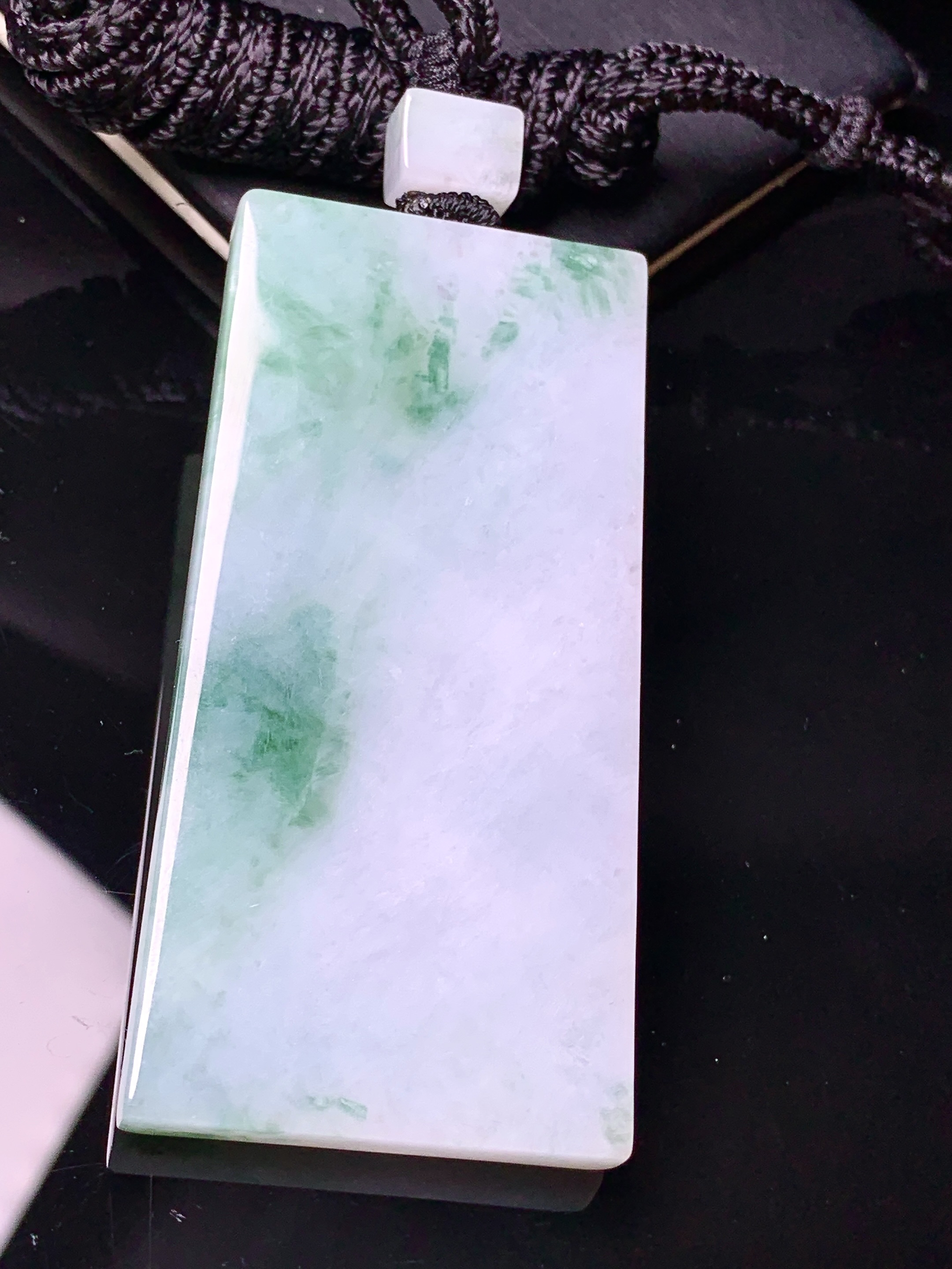 飘绿无事牌吊坠 玉质细腻 色泽艳丽清新 水润亮眼 整体尺寸61.5*30.2*5.5w1