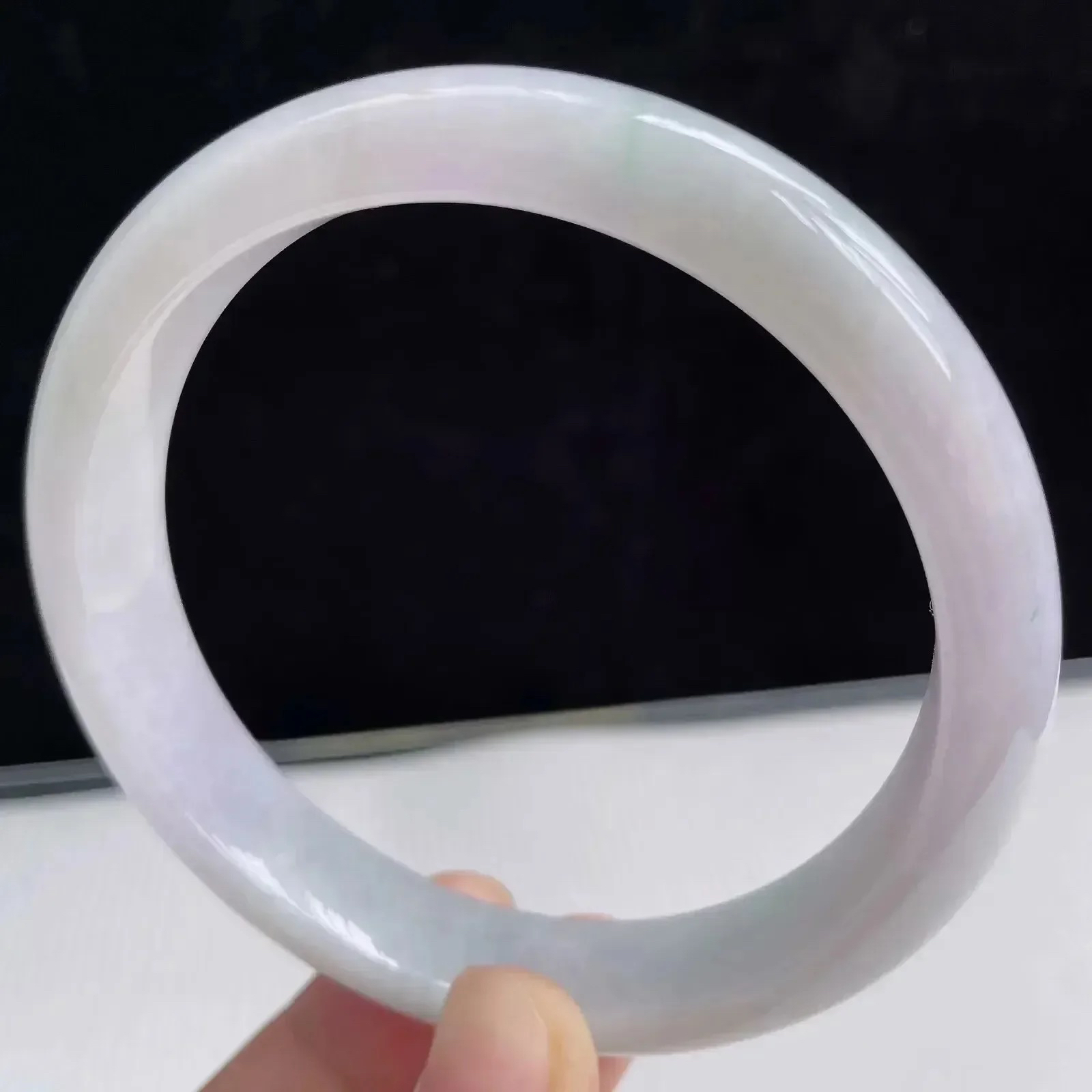 63大圈有种有色天然翡翠A货淡紫玉手镯好种水春彩水润手镯56.67g