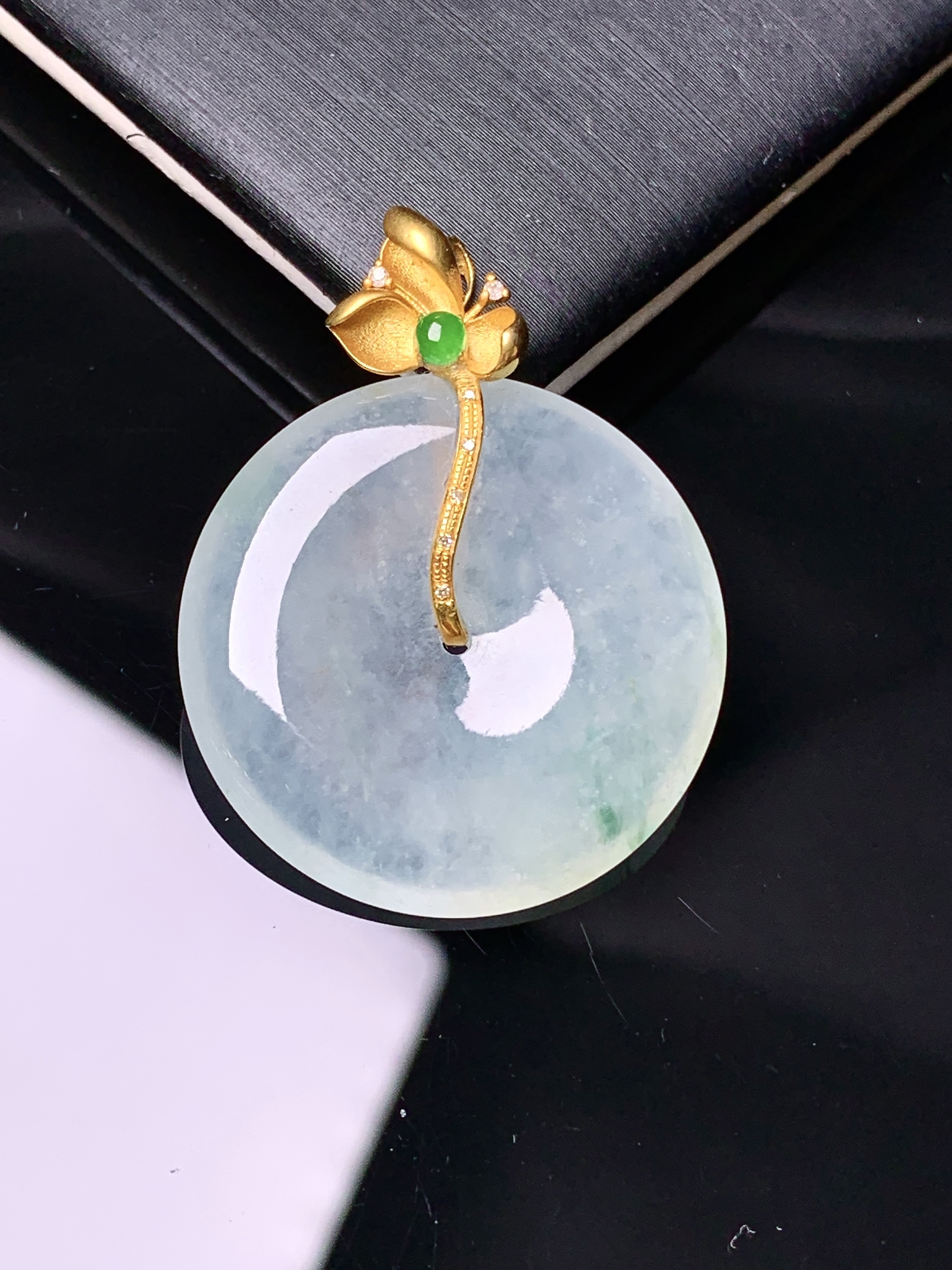 18k金钻镶嵌冰种平安扣吊坠 玉质细腻 色泽艳丽清新 水润亮眼 整体尺寸33.2*25.5*4yz