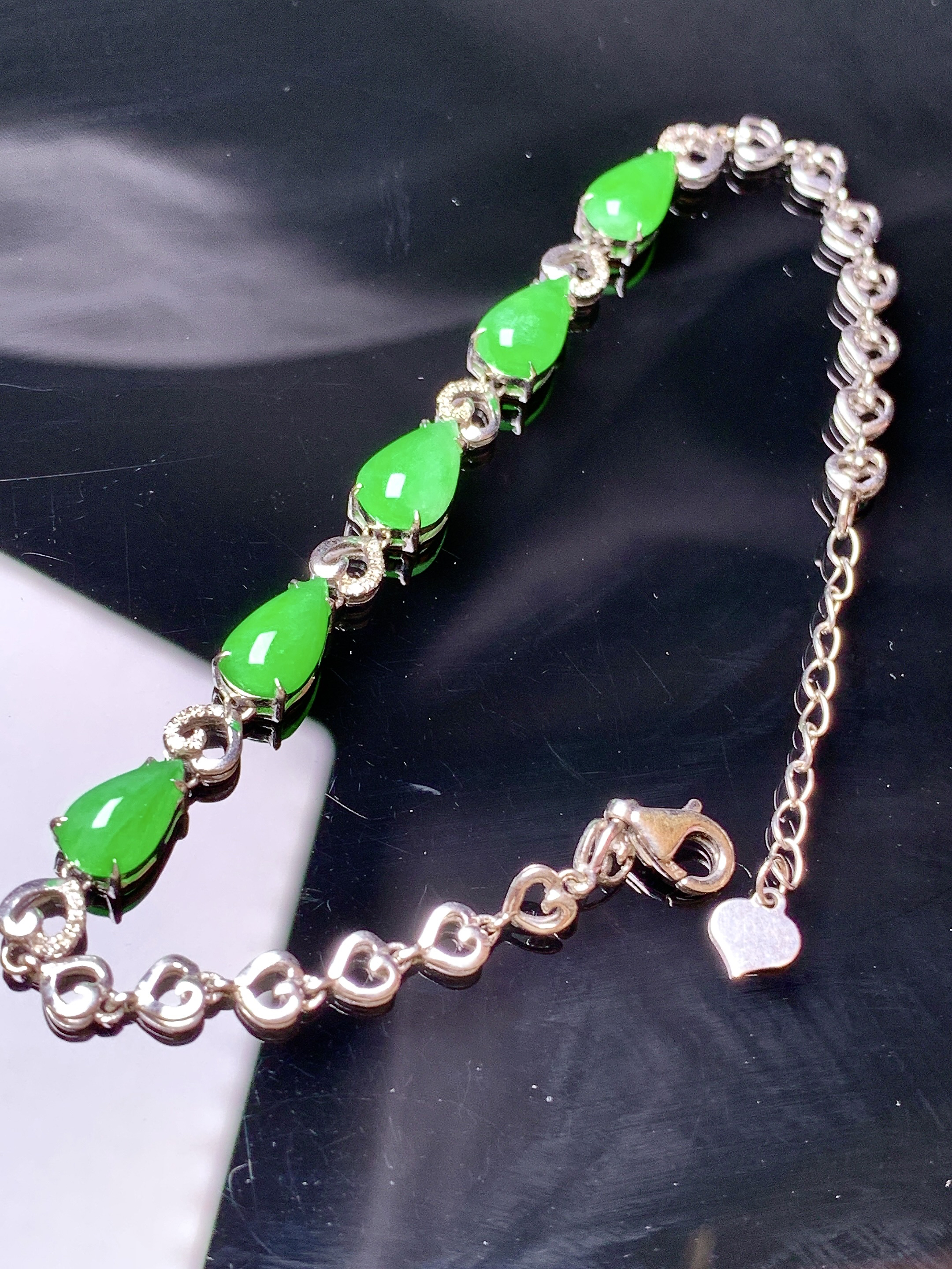 18k金钻镶嵌翠绿水滴吊坠 玉质细腻 色泽艳丽清新 水润亮眼 整体尺寸170*5.7*4.5w1