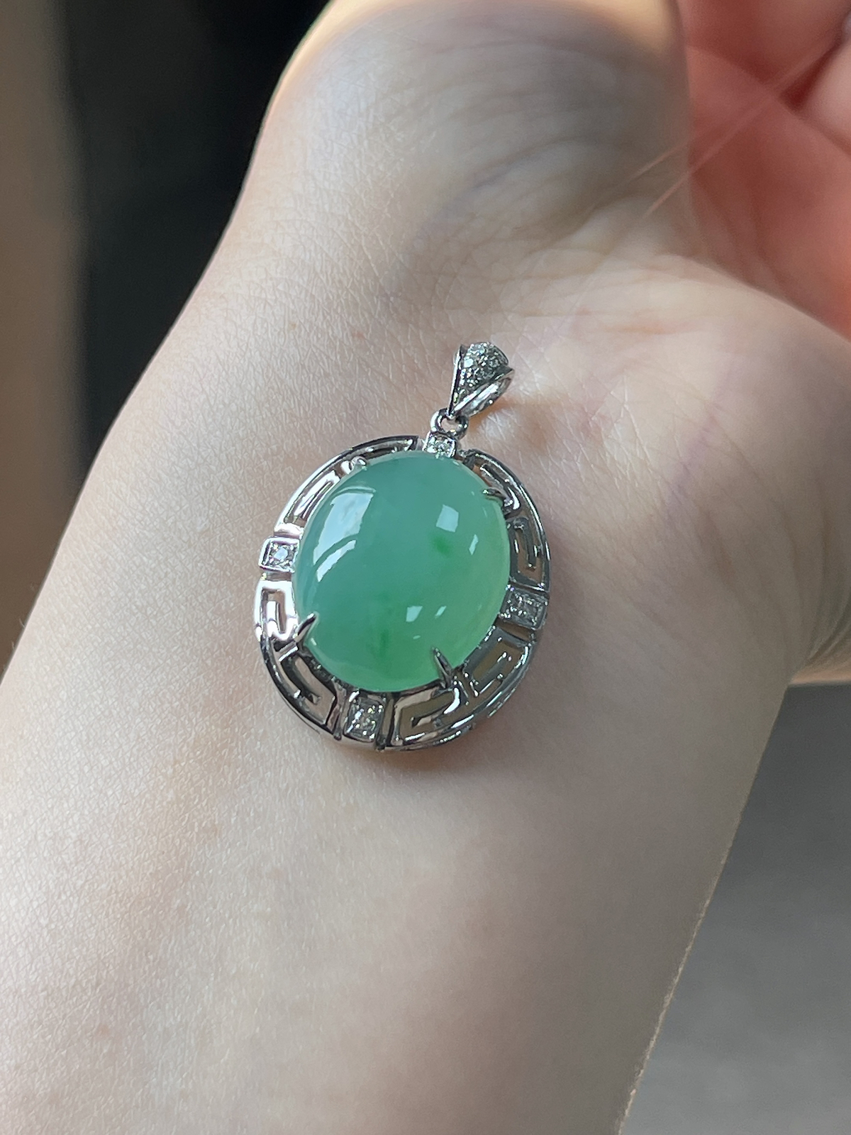 翡翠冰糯种绿色蛋面吊坠，印记：G18K,伴钻石