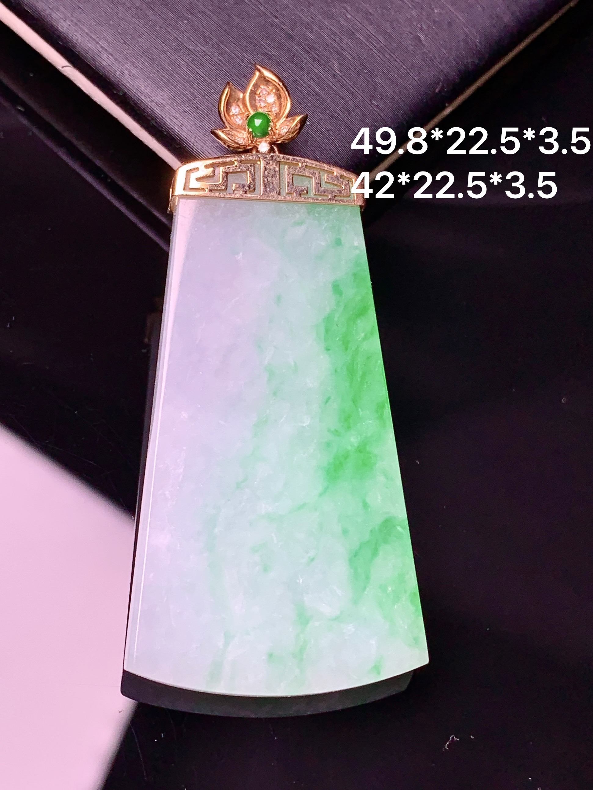 18k金钻镶嵌飘绿无事牌吊坠 玉质细腻 色泽艳丽清新 水润亮眼 整体尺寸49.8*22.5*3.5yz