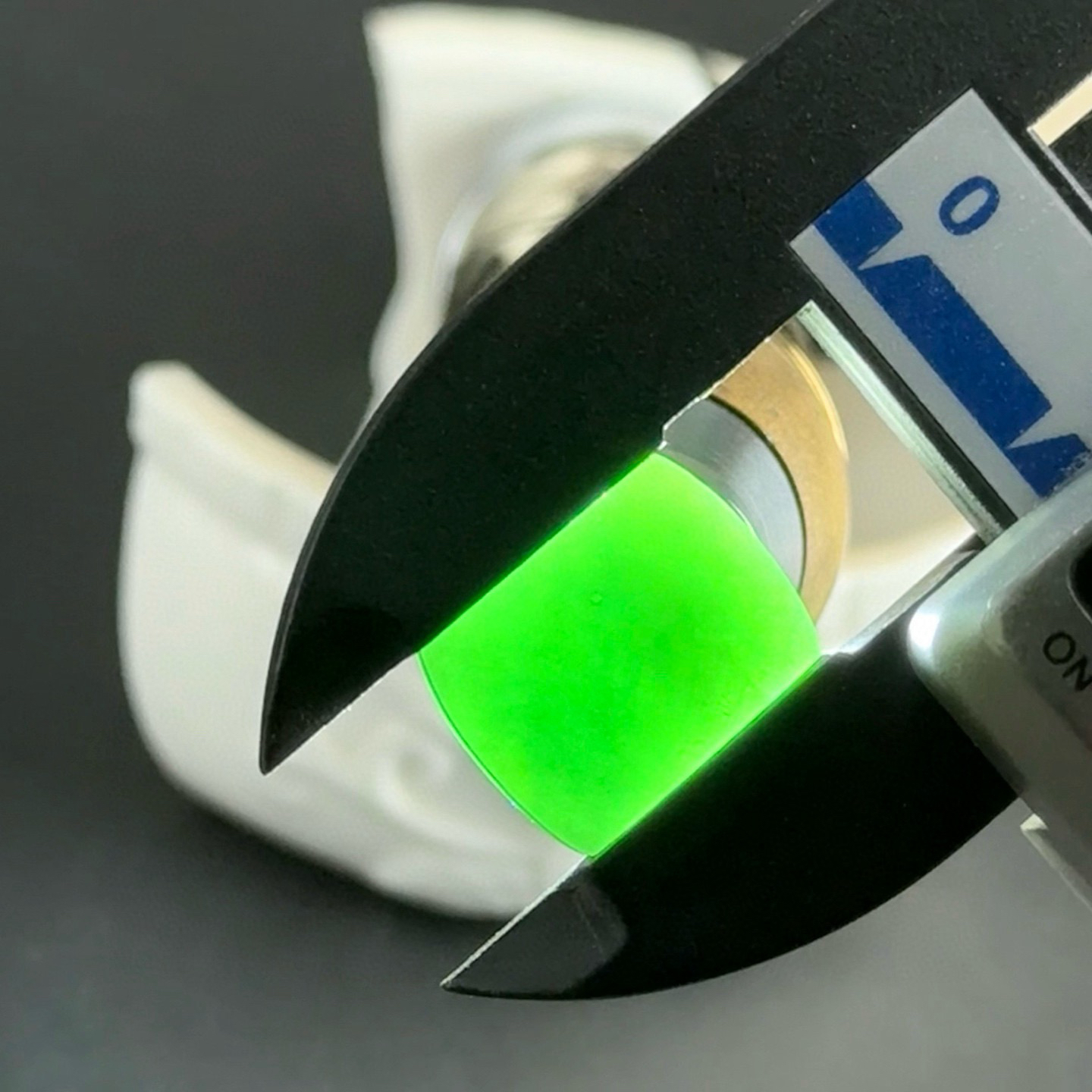 精品墨翠马鞍裸石戒面 种好色正 黑度极好 打灯通透 油性十足 尺寸15.2