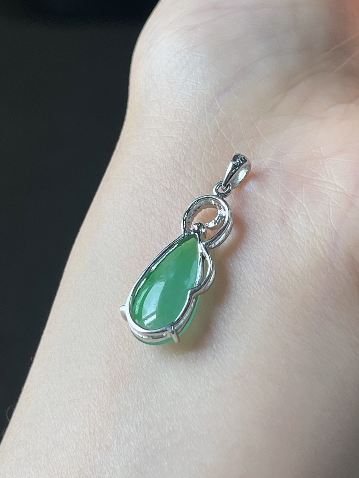 翡翠冰糯种浅绿色水滴吊坠，印记：G18K,伴钻石